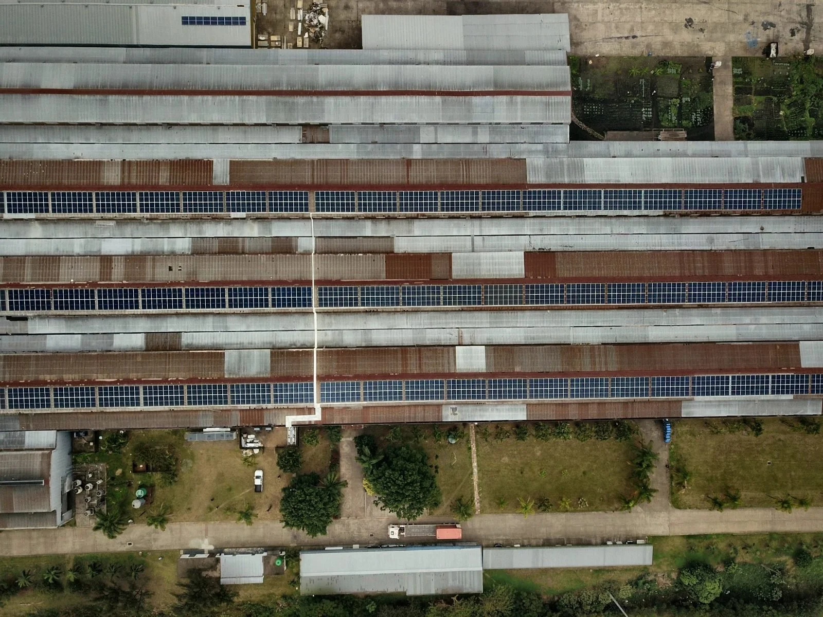 Textiles Factory, Mandini KZN – 700 kWp + 2.55 MWh
4 × 150 kW Sungrow grid-tie inverters, 5 × Sungrow PowerStack 510 kWh battery units in parallel.