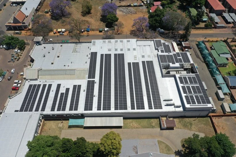 Mall, Pretoria North – 524 kW
500kW grid-tie with generator integration + 24kW Sunsynk hybrid and 45kWh storage. Design, project management and commissioning by LIT.