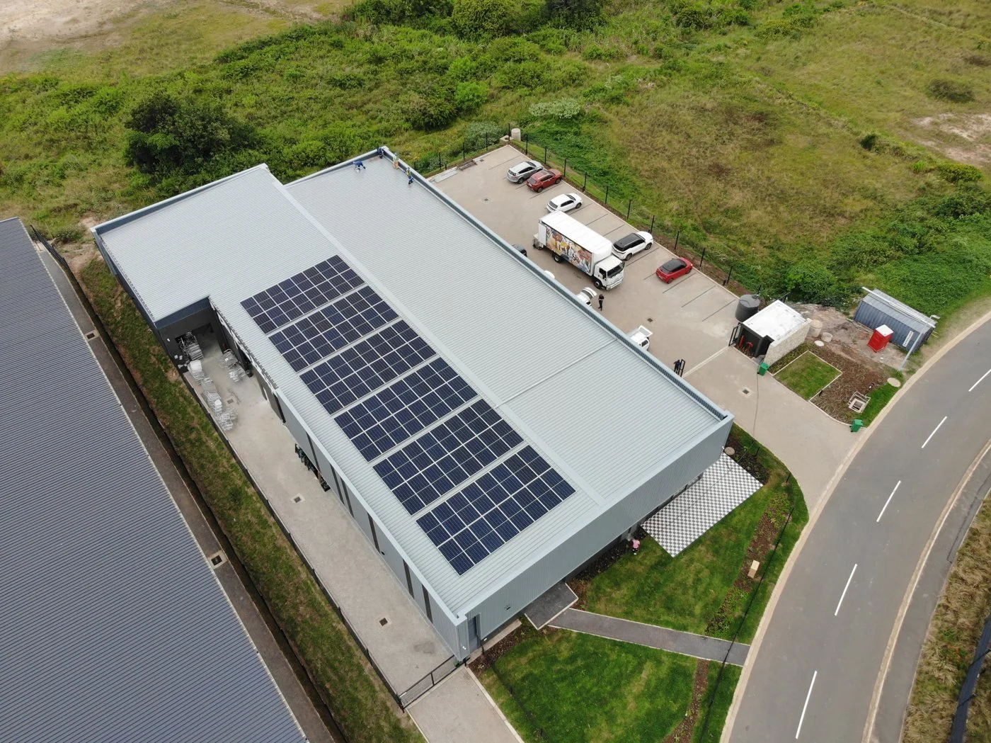 Multi-tenant Facility, Ballito – 59.5 kWp + 144 kWh
96 × 620W panels, 125kW Fox hybrid.
