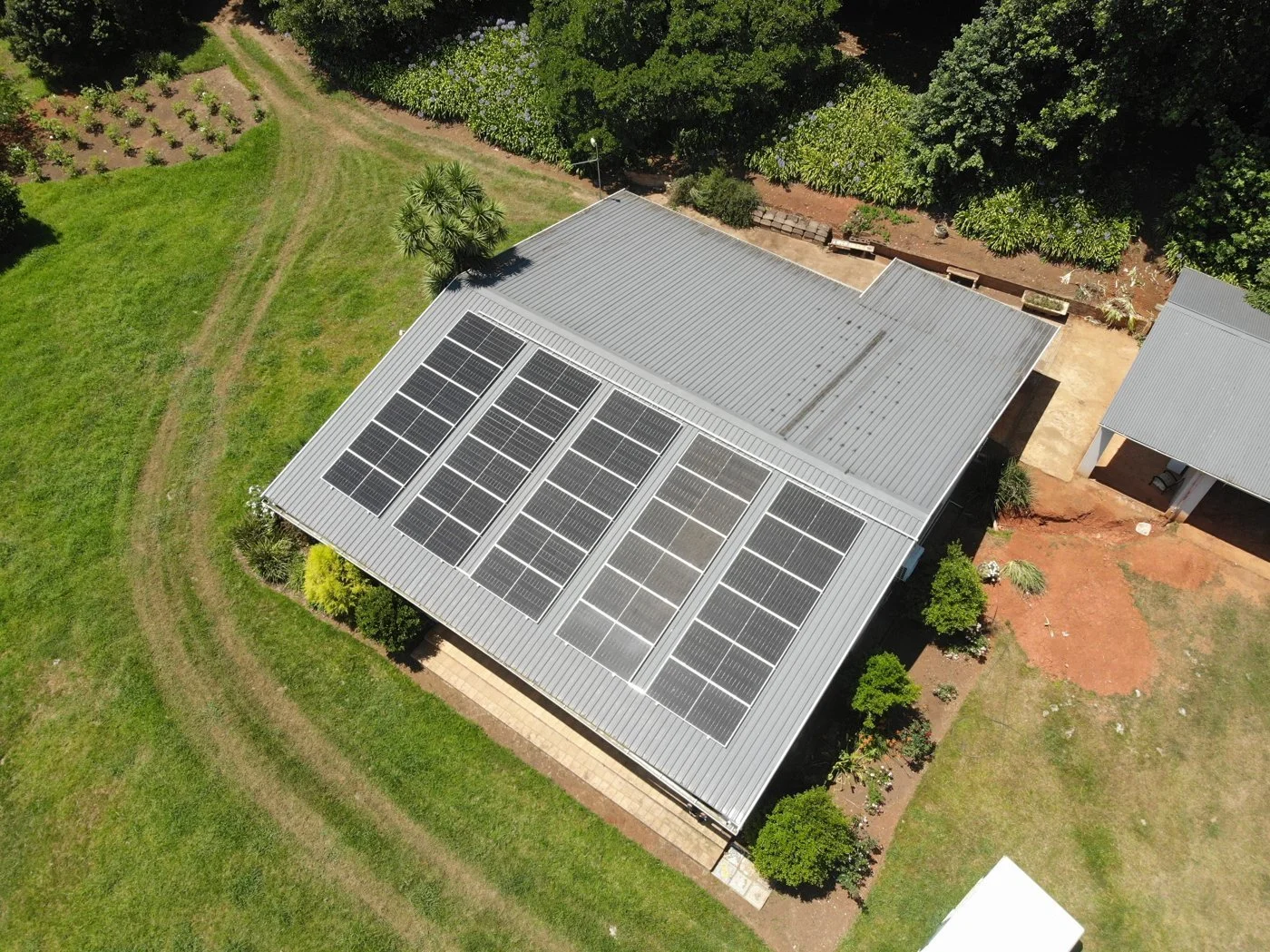 Avocado & Poultry Farm, Richmond – 68 kWp + 75 kWh
80kW hybrid with generator integration.