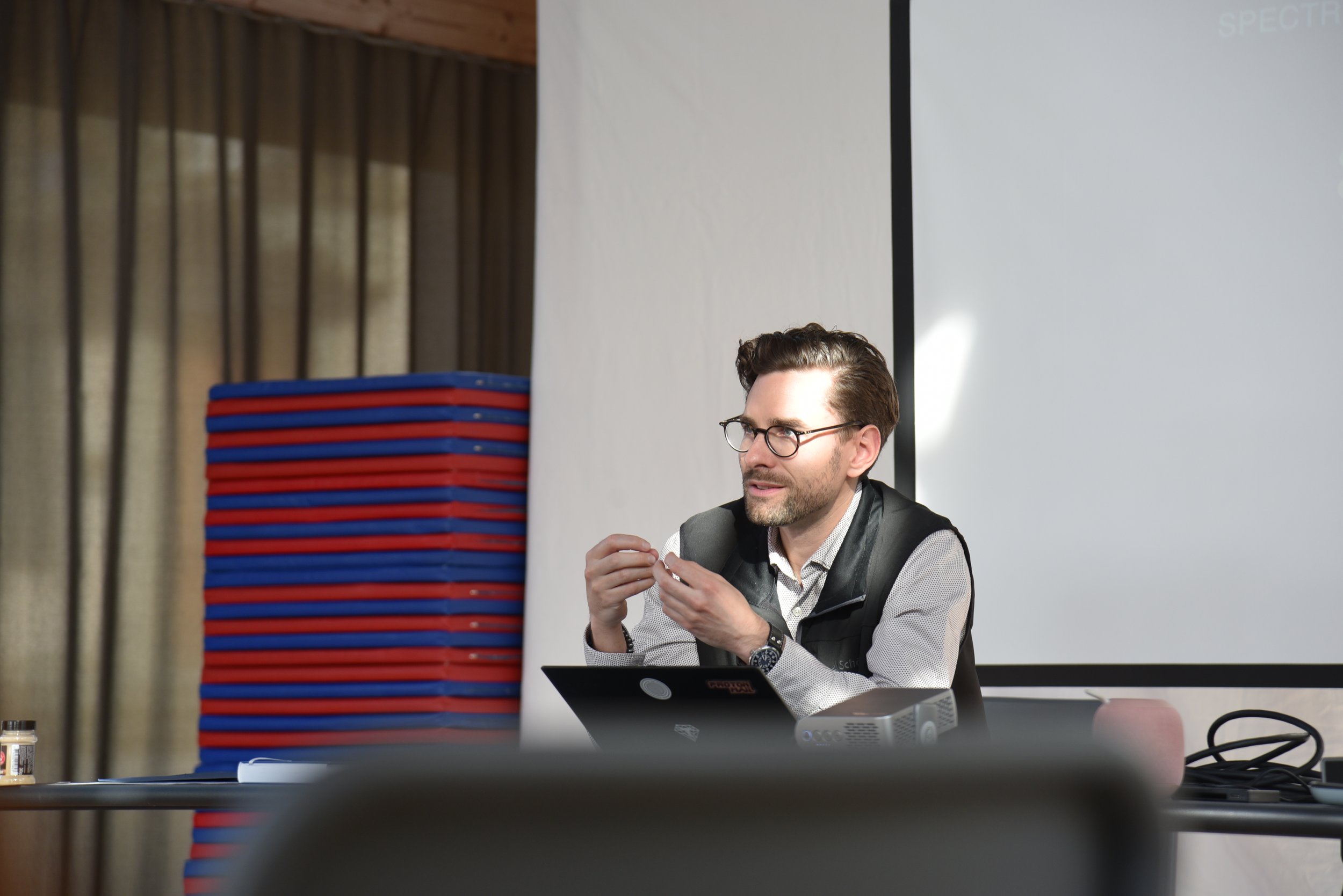 Mann spricht während eines Vortrags in einem Konferenzraum.