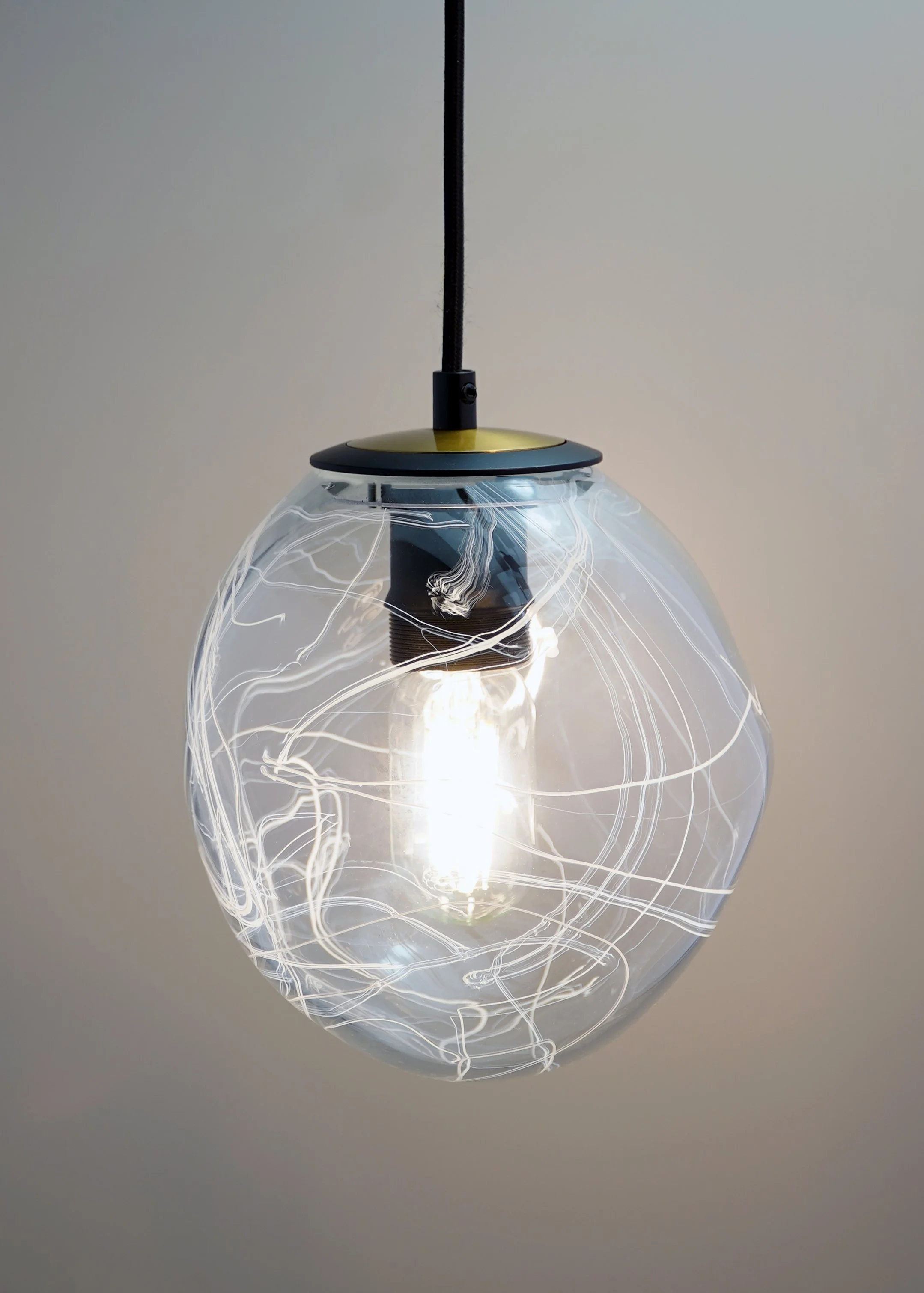 With markings that recall the striations found in rock, Litho captures a raw elegance shaped by fire and hand. A sculptural light that carries a natural rhythm.