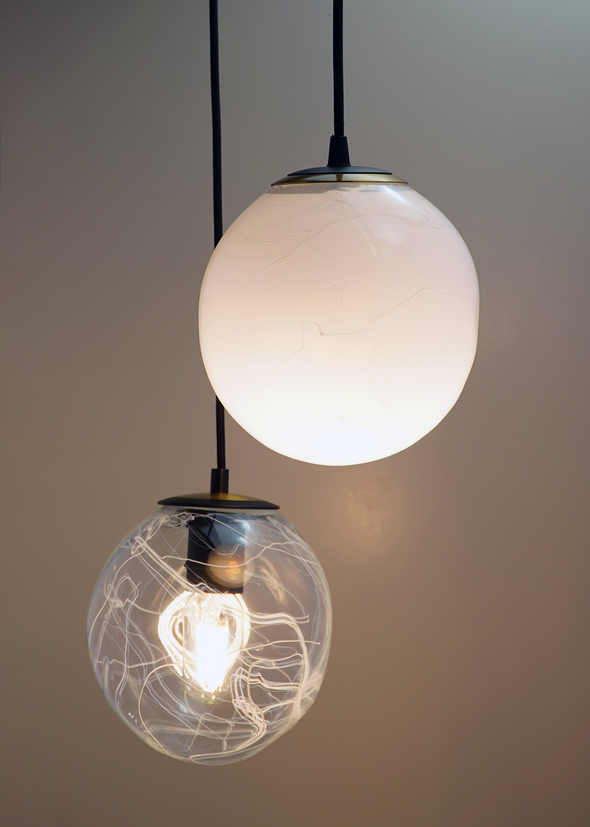 With markings that recall the striations found in rock, Litho captures a raw elegance shaped by fire and hand. A sculptural light that carries a natural rhythm.