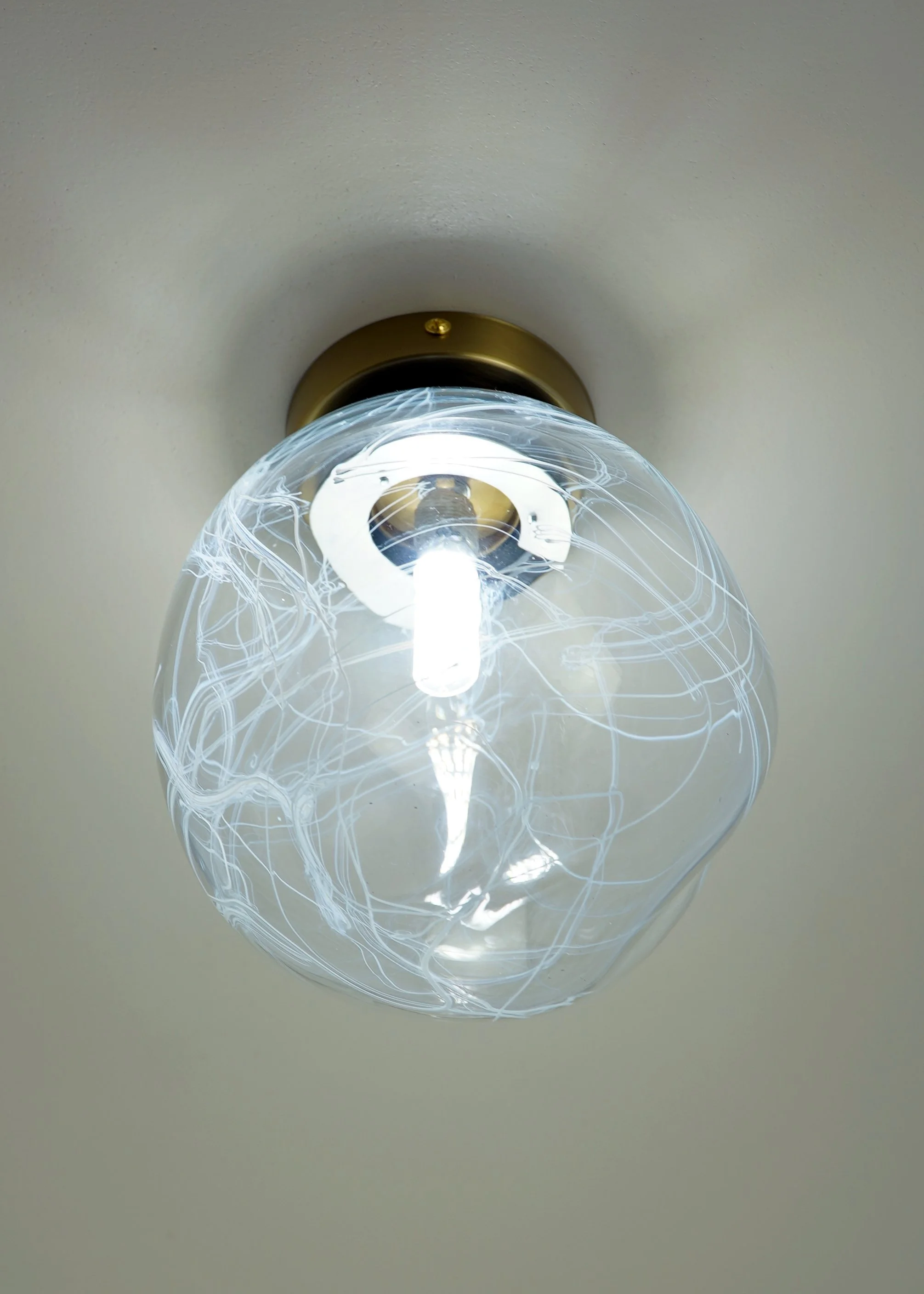Litho
With markings that recall the striations found in rock, Litho captures a raw elegance shaped by fire and hand. A sculptural light that carries a natural rhythm.