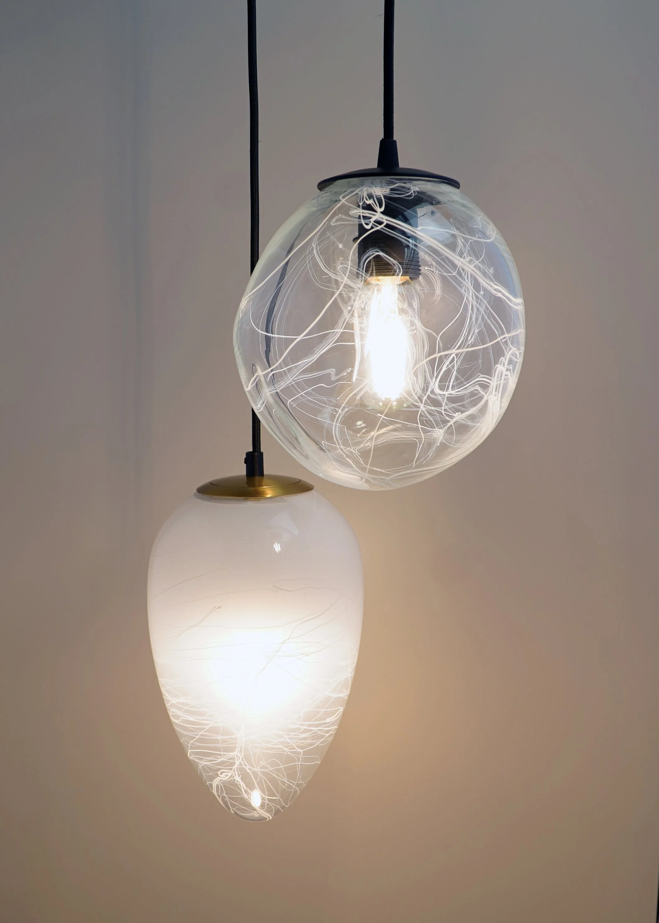 With markings that recall the striations found in rock, Litho captures a raw elegance shaped by fire and hand. A sculptural light that carries a natural rhythm.