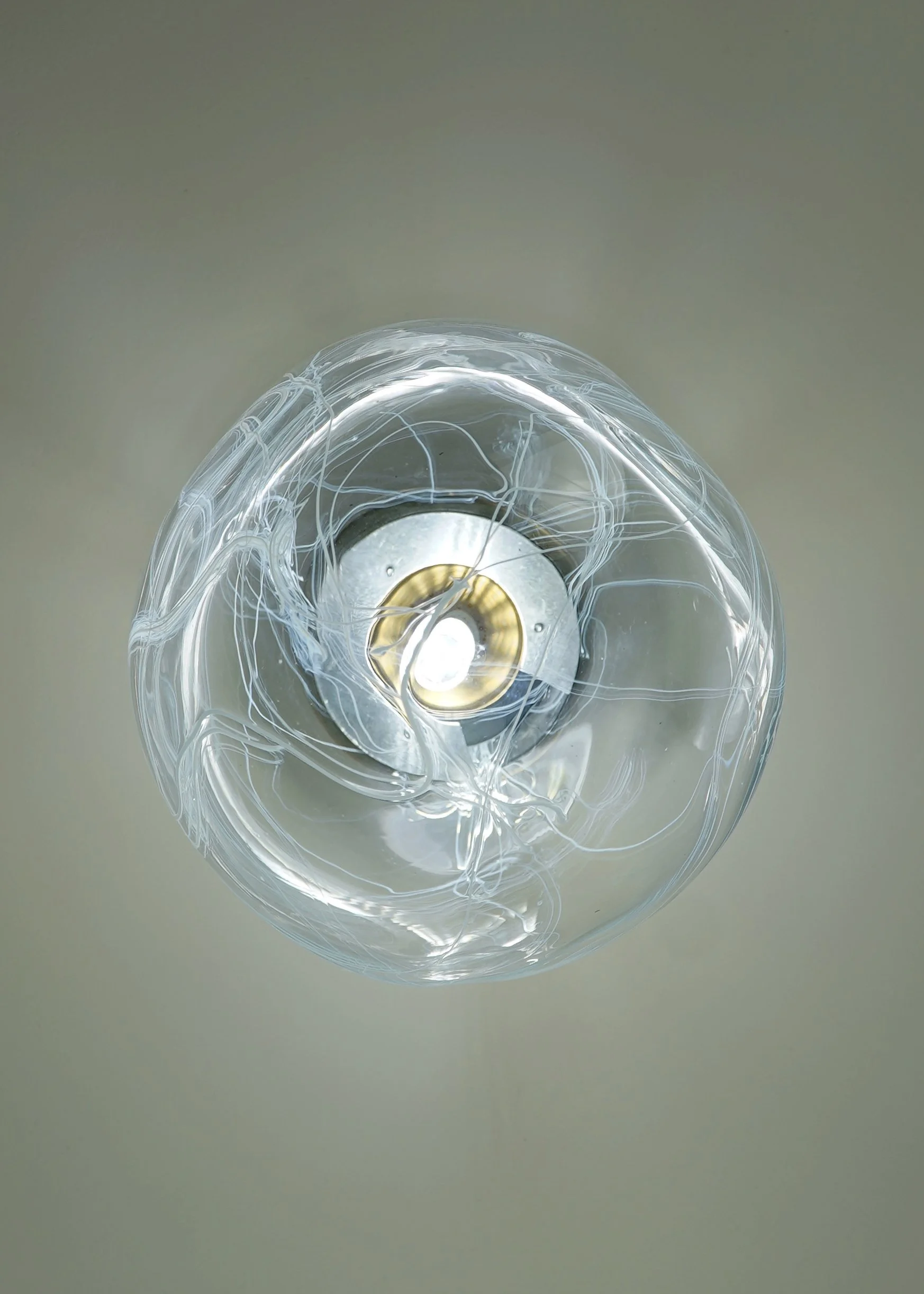 Litho
With markings that recall the striations found in rock, Litho captures a raw elegance shaped by fire and hand. A sculptural light that carries a natural rhythm.