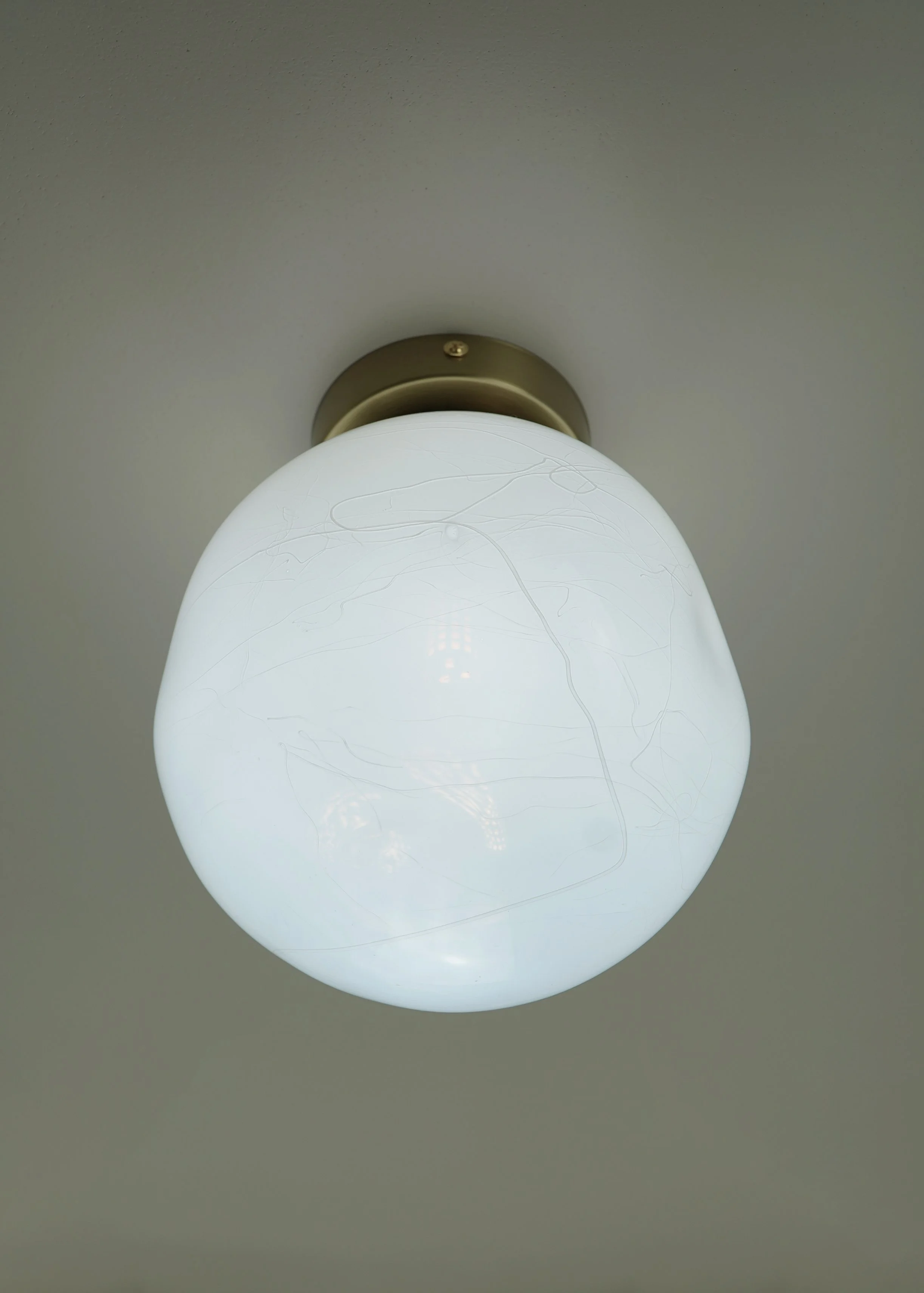 Silta
Silta draws from the subtle patterns left by nature — fine lines like those found in layered earth and sediment. Each light is shaped by hand, with markings unique to the making.