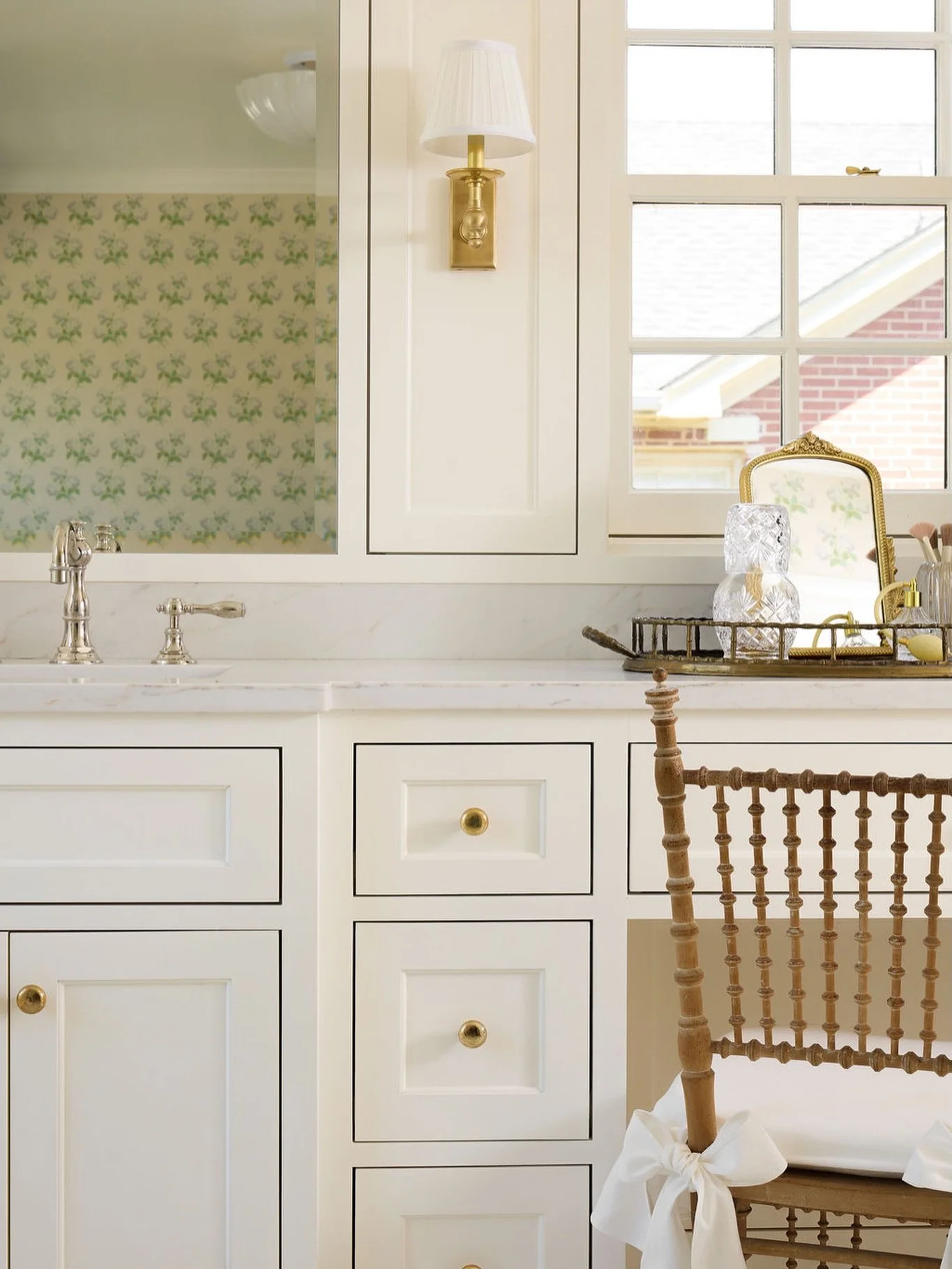 Quiet composition.
A study in balance, layered details, and the kind of restraint that allows a space to feel timeless.

Design &amp; Styling: @kirbyhomedesigns 
Build: Jim Abernathy Construction 
Photography: @kaceygilpin