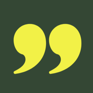 Två stora gula citattecken på en mörkgrön bakgrund.