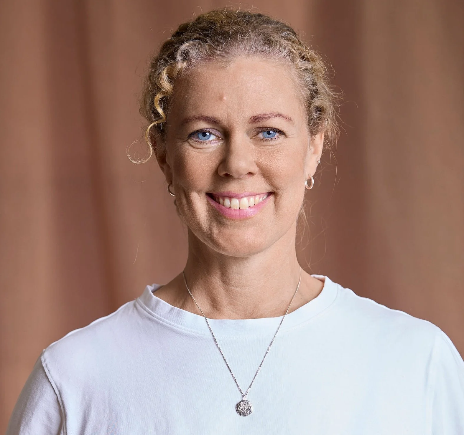 Kvinna som coachar inom klimakteriet och hjälper vid återhämtning och mindfulness