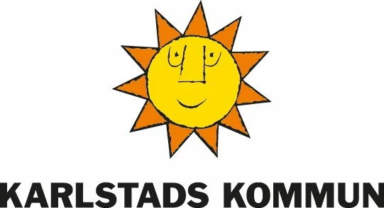 En tecknad sol med ett glatt ansikte och orange strålar, under texten 'Karlstads kommun'.