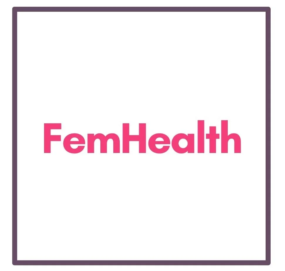 Bild med texten 'FemHealth' i rosa färg framför en vit bakgrund och en mörkgrå ram.