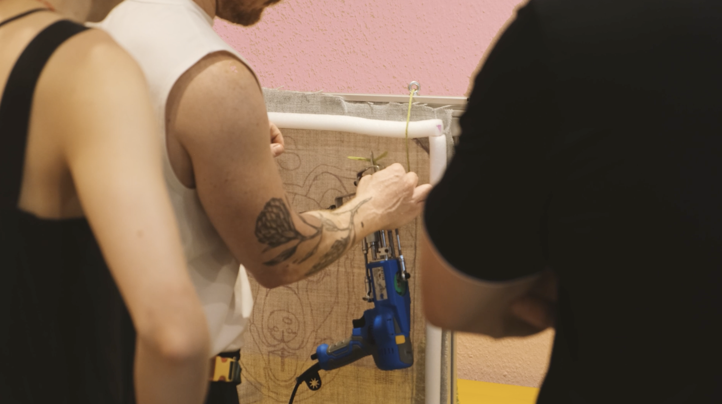 Someone demonstrates how to thread a tufting gun at a workshop at Tuft Tuft Berlin