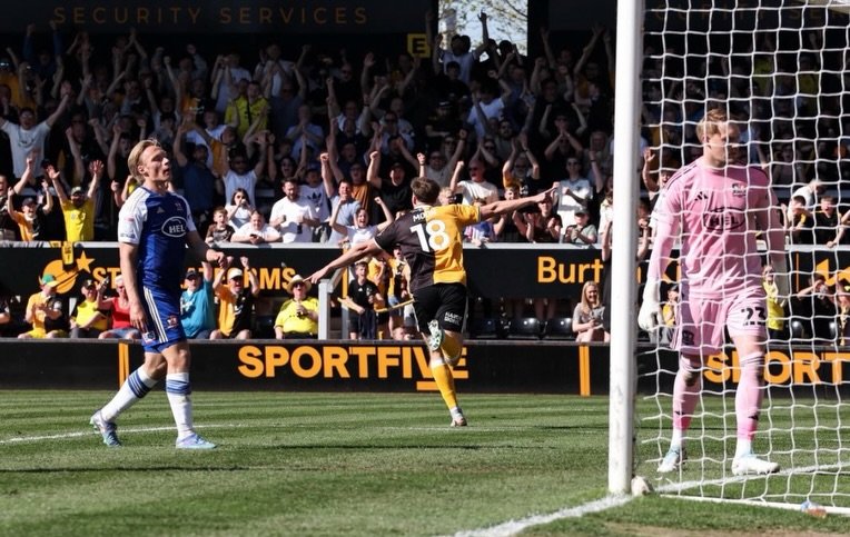 Massive moment for @jaspermoon_ 👏⚽️

Jasper&rsquo;s first goal for Burton Albion &mdash; an equaliser in the 1&ndash;1 draw with Exeter that secured League One safety. A huge goal at a huge time. 

A defender&rsquo;s goal done properly too &mdash; a
