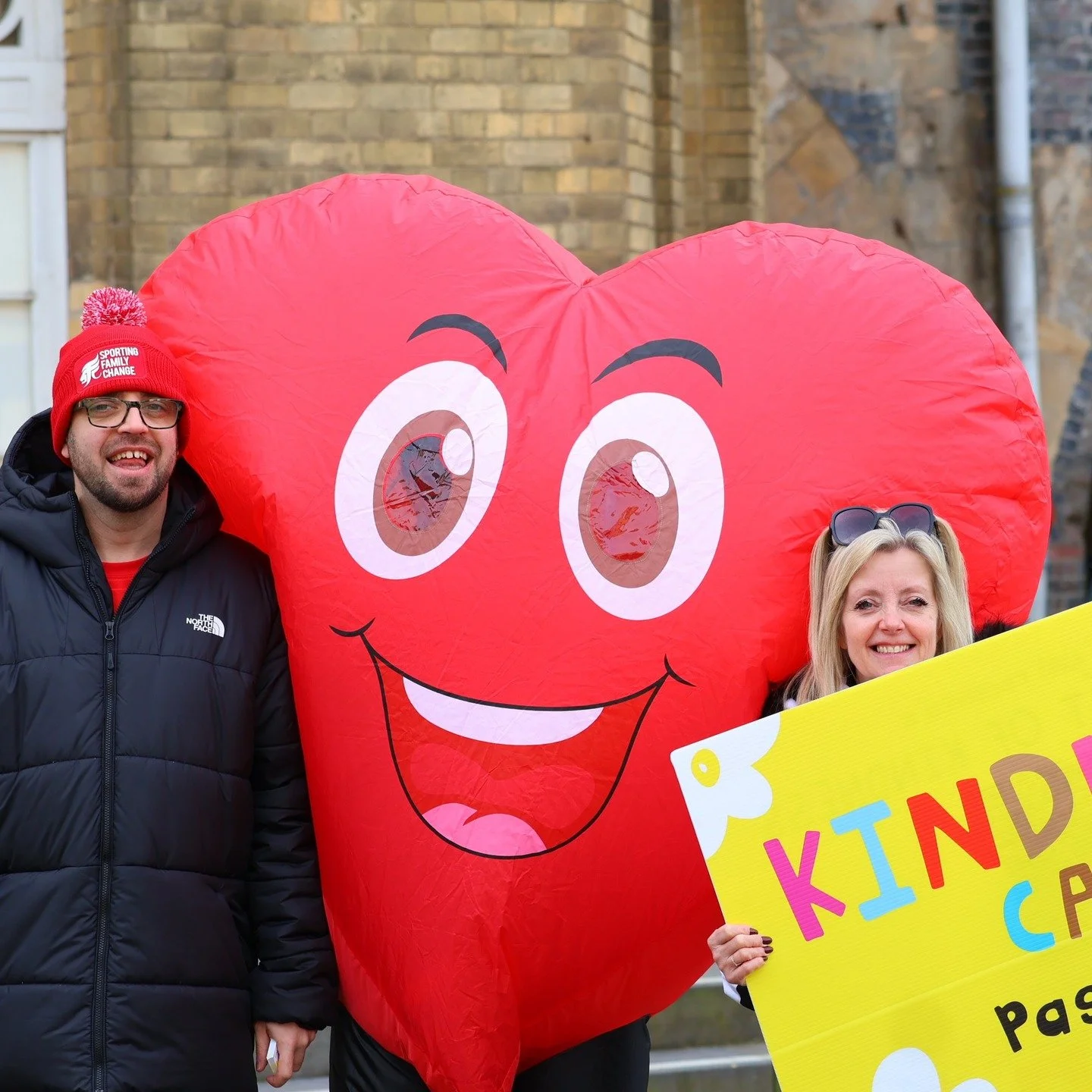 ✨ Now that's how to celebrate #randomactsofkindness day! We descended onto Bath yesterday on a day dedicated to spread random kindness amongst the local community. We were fortunate to be joined by volunteers, some young people we are fortunate to me