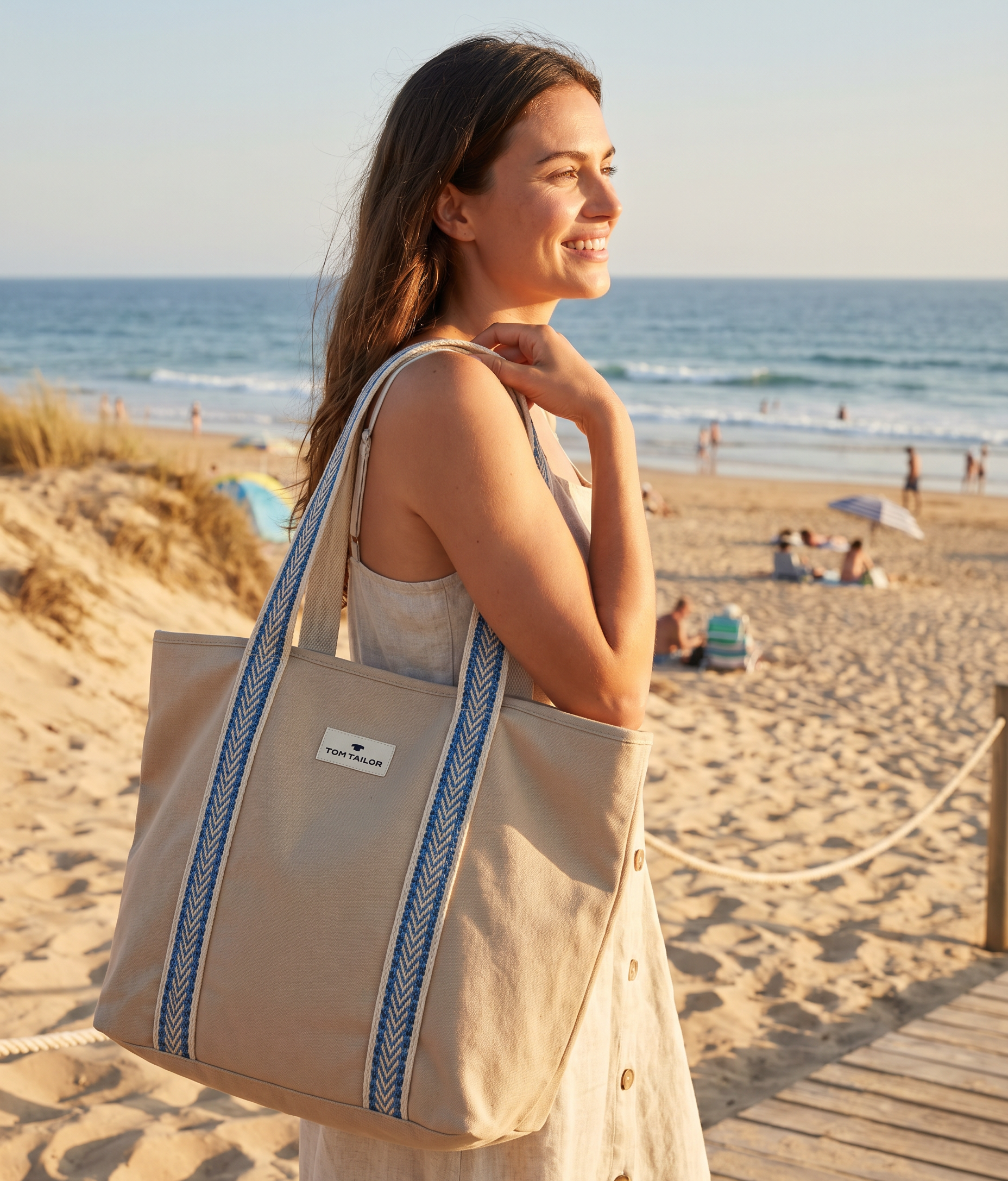Generated+with+Kive.ai+-+https+www.tom-tailor.de+de+p+strandtasche-aus-canvas-frauen-1053305_40464+with+beautiful+female+model+at+the+beach-2.png