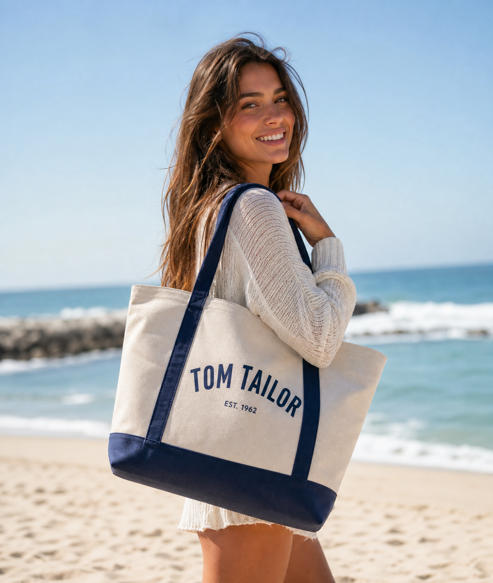 Generated+with+Kive.ai+-+https+www.tom-tailor.de+de+p+strandtasche-aus-canvas-frauen-1053305_40464+with+beautiful+female+model+at+the+beach-3.png