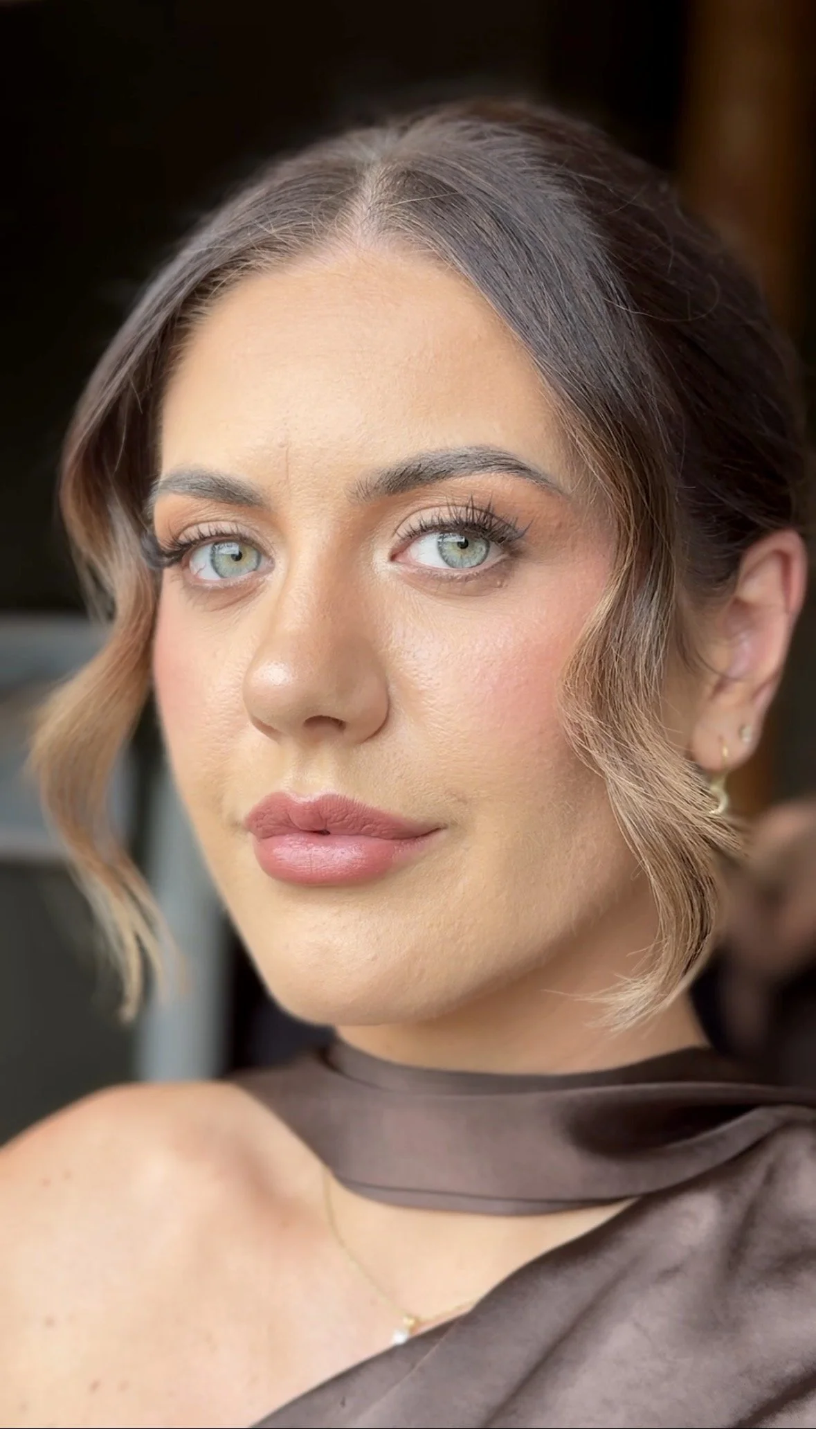Bridal makeup close-up featuring flawless skin, soft eye makeup and modern wedding beauty styling.