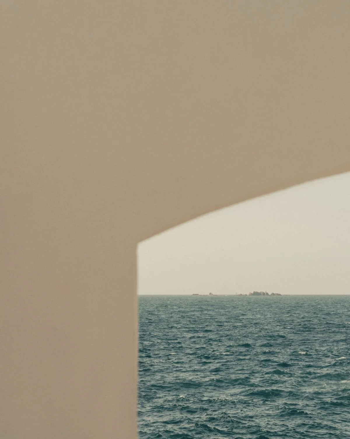 Retreat Atmosphere | Ef Zin x Reform Athletica Abu Dhabi Escape 

Where the mind quiets and the body remembers. A three-day retreat shaped by movement, breath, and warm Greek simplicity.