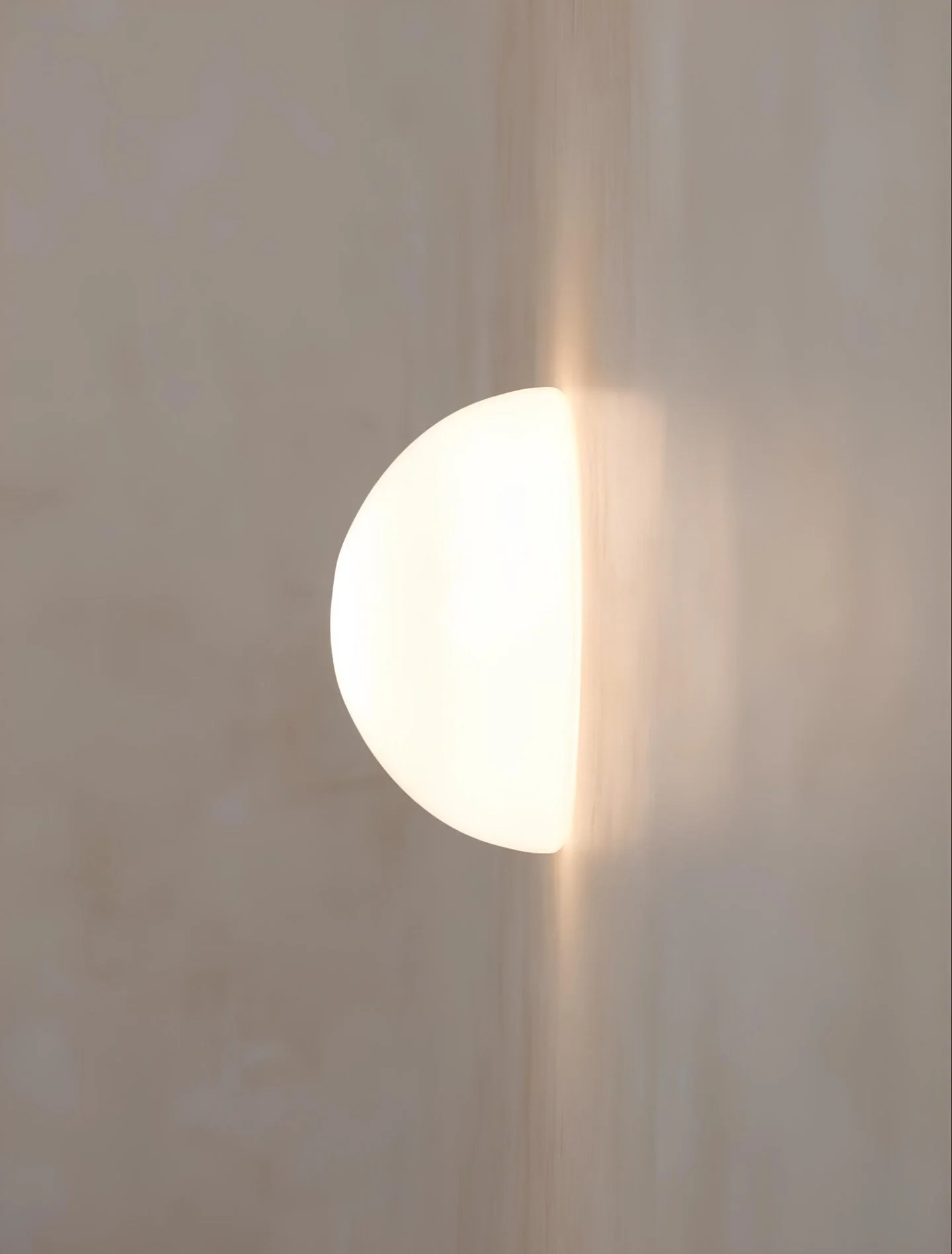 In the gentlest light, the body exhales.
Moments of calm shape the way we live.

Ef Zin