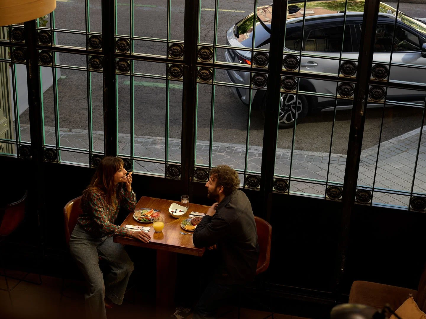 Suzuki-FRONX-018-Madrid-Cafe-Side-Inside-0936.jpg