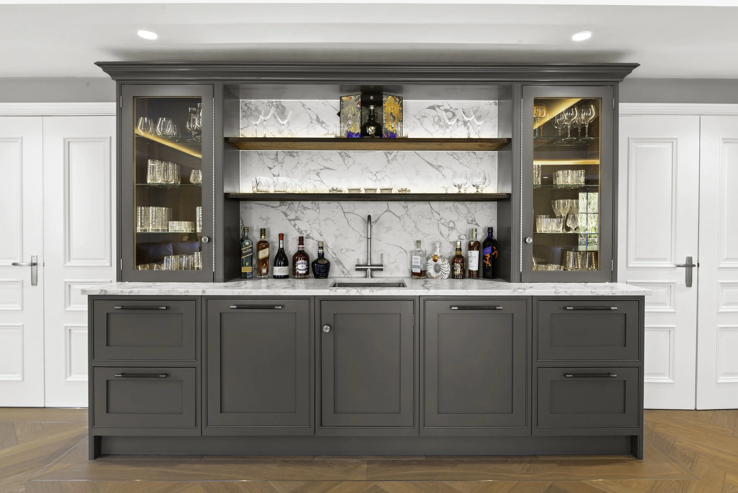 bespoke mini bar for homes in kent. home bar building near me. grey kitchen design
