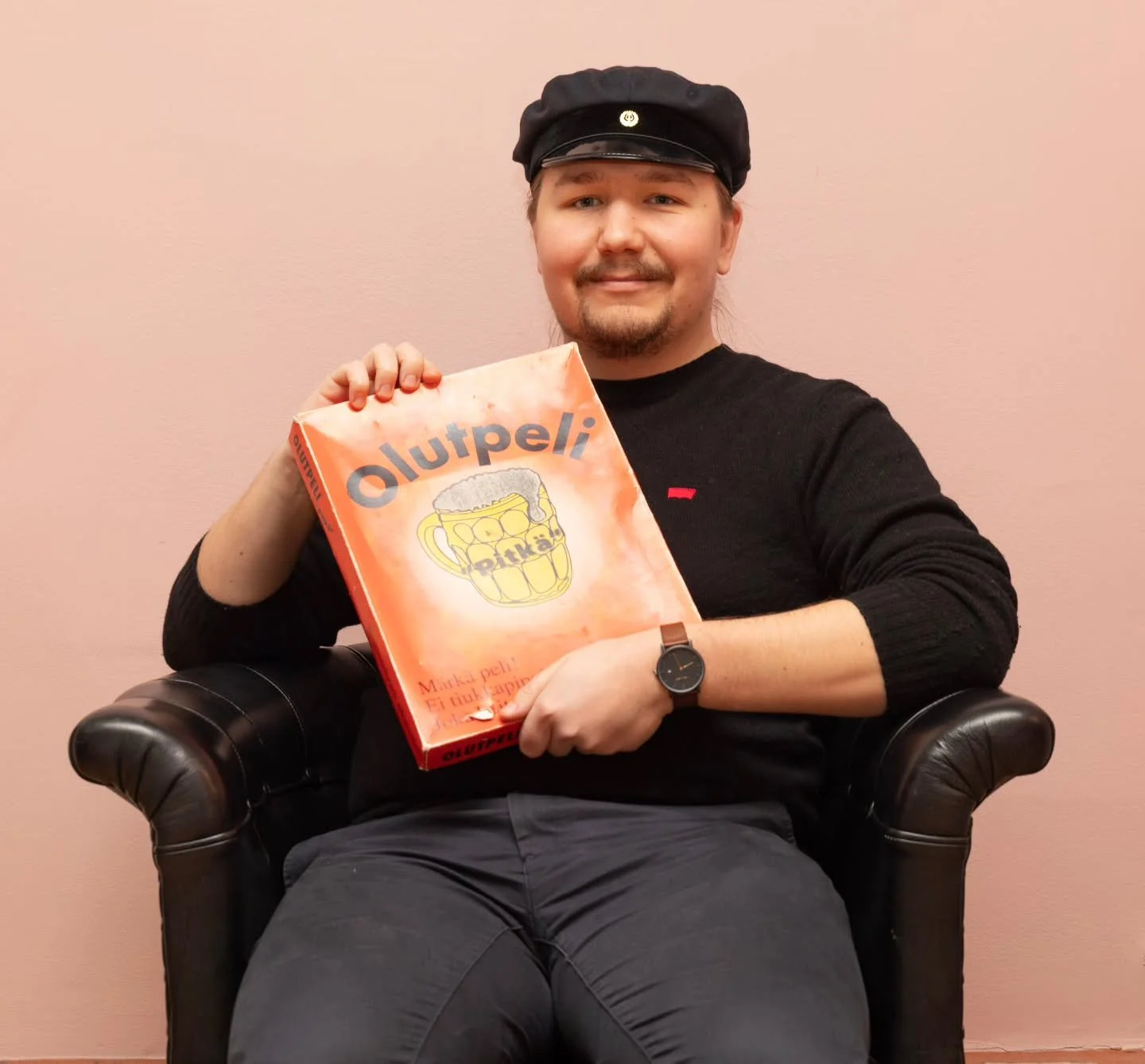 SavOlaiset: Samu, taloudenhoitaja &amp; huvip&auml;&auml;llikk&ouml; 🤑

Hei!
Olen Samu Juuti ja toimin osakunnan taloudenhoitajana sek&auml; hupiukkona. Opiskelen maisterivaiheessa fysiikkaa ja olen py&ouml;rinyt SavOlla nelisen vuotta. Tykk&auml;&a