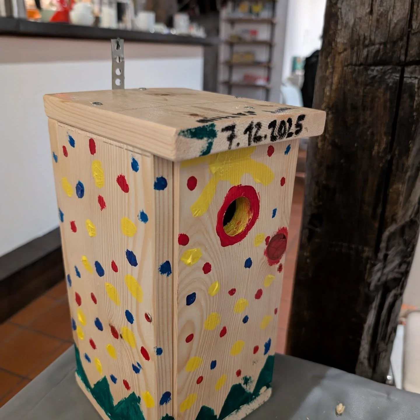 Gestern fand unsere Bastelaktion im Haus Wunderbar in Essen Werden statt. 
Hier konnten Gro&szlig; und Klein Vogelh&auml;uschen als Bausatz zusammenbauen oder selber zu s&auml;gen. 
Jeder konnte dann sein H&auml;uschen am Ende individuell dekorieren 