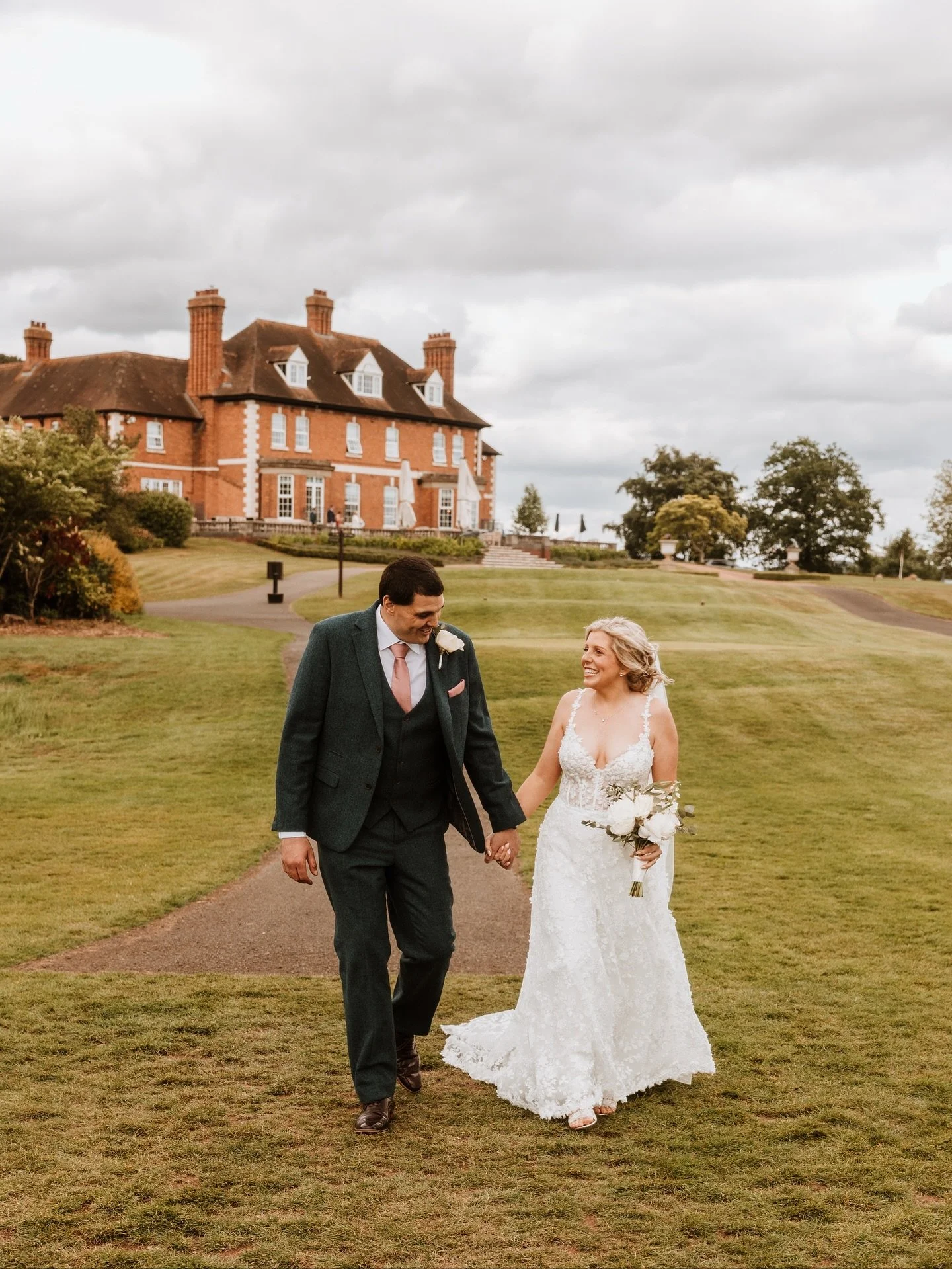 K&amp;A 💍💛 

Venue - @weddingsattheastbury @theastburygolfandlodgeresort 
Cake - @karenscakesuk 
Flowers - @gingerlilybridgnorth 
Band - @the_dreamers_duo 
Dress - @georginascottbridal 
Suits - @kings_fashion_uk 
Decor - @dressedfortheoccasion