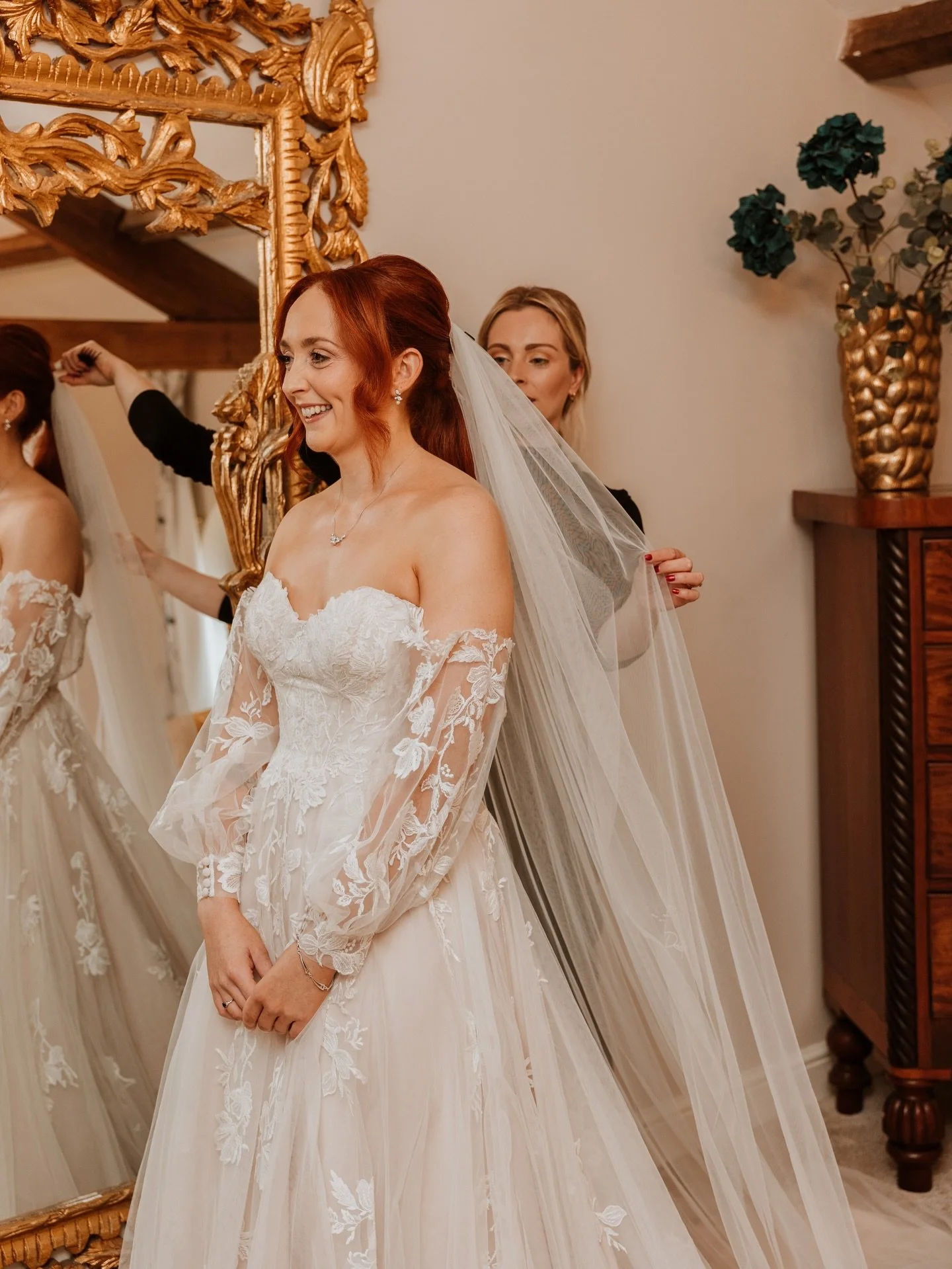 Mr &amp; Mrs Barlow 💍💐 

@aimeepitchyy @jackbarlow90 

Venue - @burltonmanor 
Flowers - @pampasbox 
Makeup - @katieleannemakeup &amp; @flynnes_artistry 
Hair - @chloebradburyhair 
Stylist - @uplitevents 
Catering - Hammonds &amp; @kkcateringuk 
Con