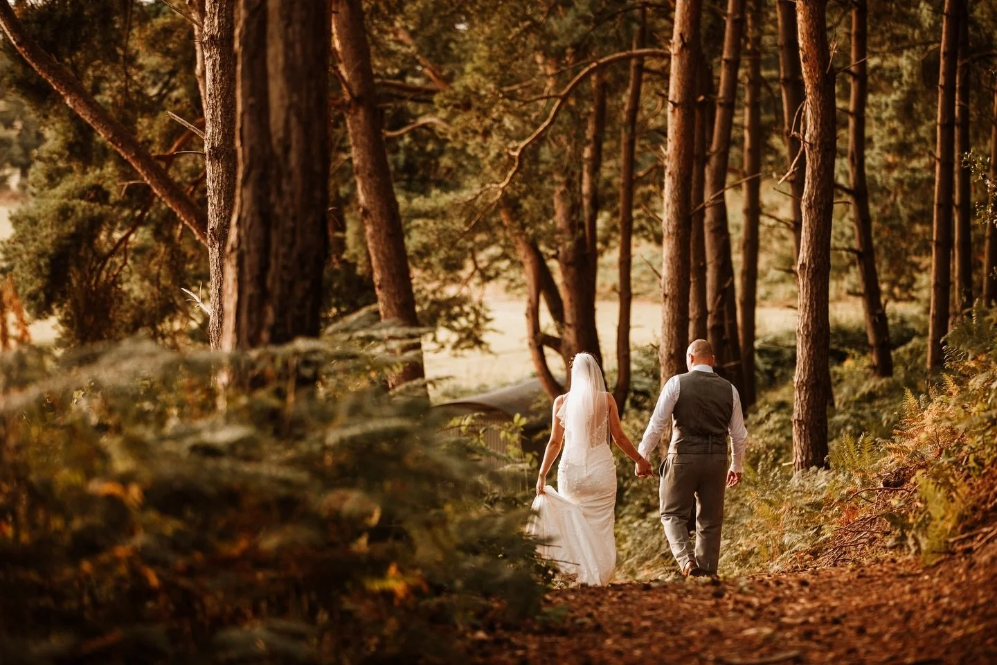 N &amp; S 🍂 

Venue - @bridalbarnwedding 
Flowers - @hites_designer_florist 
Car - @amweddingcarhire 
Makeup - @michelle_g_mua 
Makeup - @gabriellehuntmakeupartist 
Hair - @racheltopstylist 
Catering - @leflipcreperie.bridgnorth
Registrars - @shrops