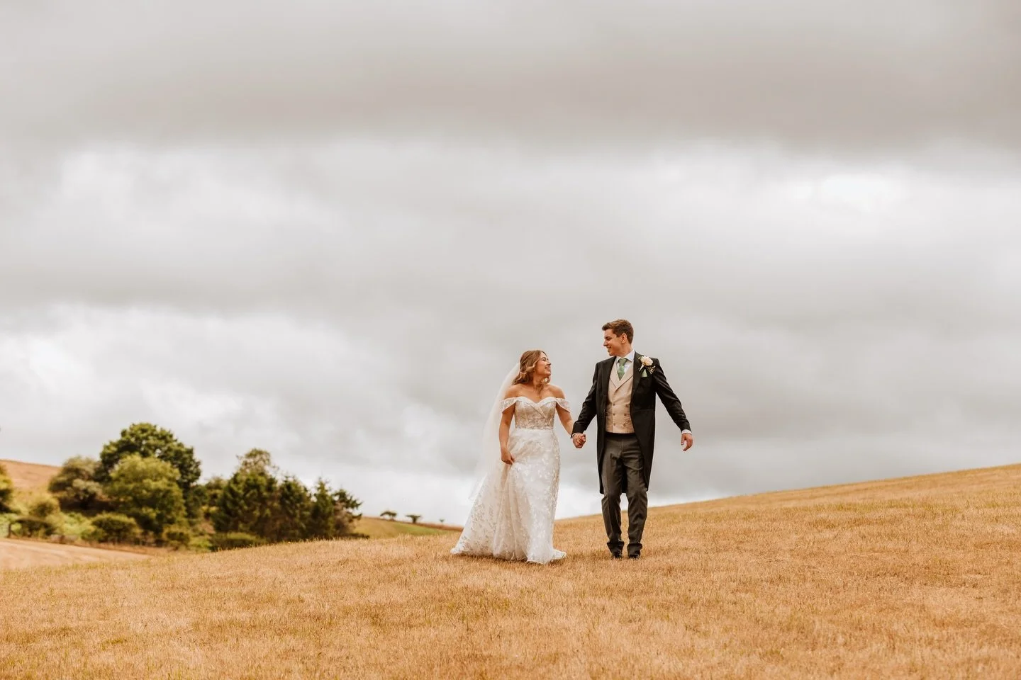 Katie &amp; George 💍 

@katie_pateman1 

Venue - @bridalbarnwedding 
Makeup - @makeupbybrookef 
Hair - @thestableshairandmu 
Band - @hanandstumusic 
Flowers - @gingerlilybridgnorth 
Dress - @tillymintwedding 
Bridesmaid dresses - @jjshouseofficial 
