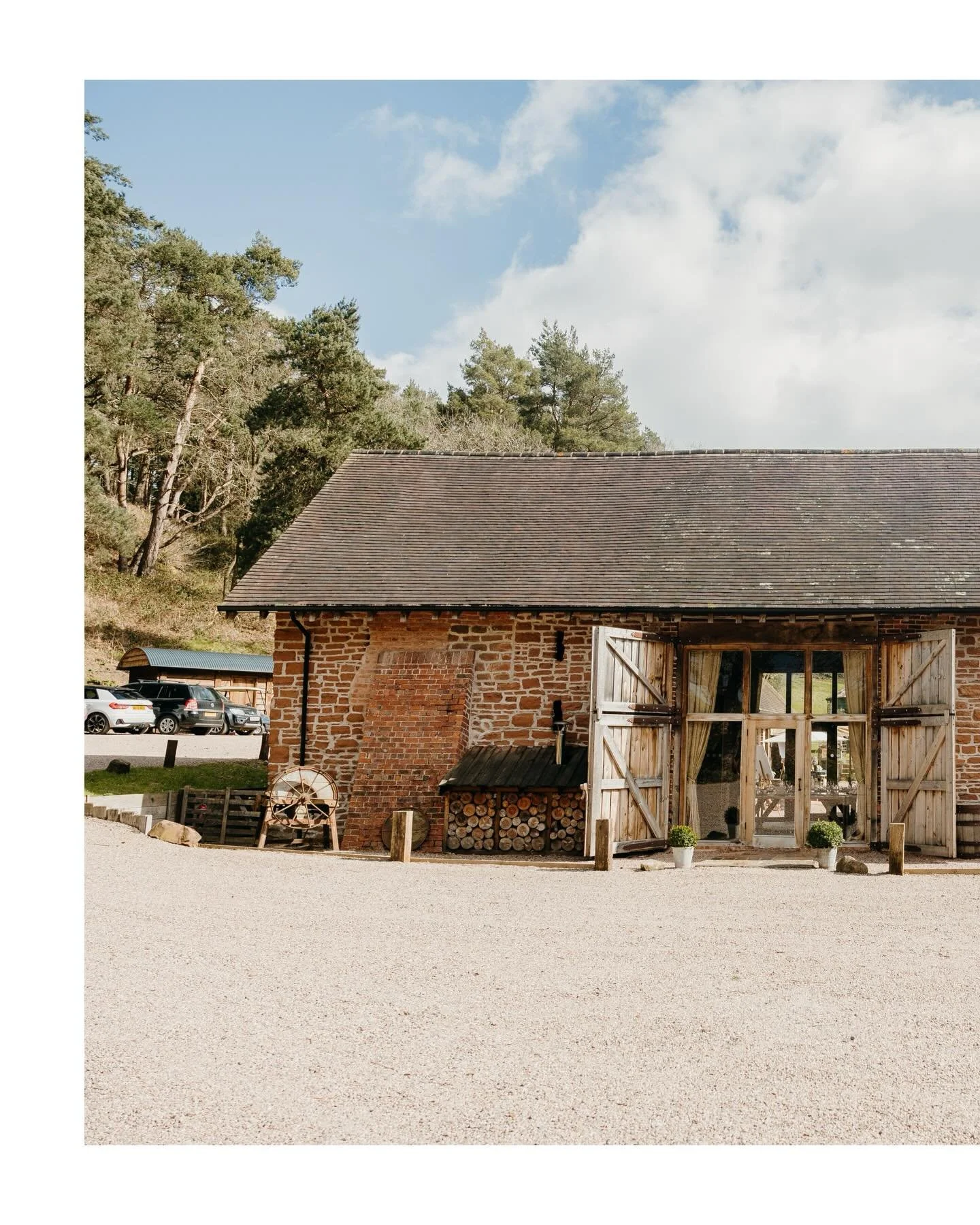 Mr &amp; Mrs Hanson 💍🍾 

Venue - @bridalbarnwedding 
MUA - @gabriellehuntbridalmakeup 
Hair - @hair_by_emilymae 
Registrars - @shropsregistrars 
Food - @channacatering 
Suits - @peterposhsuit 
Rings - @ernestjonesjewellers