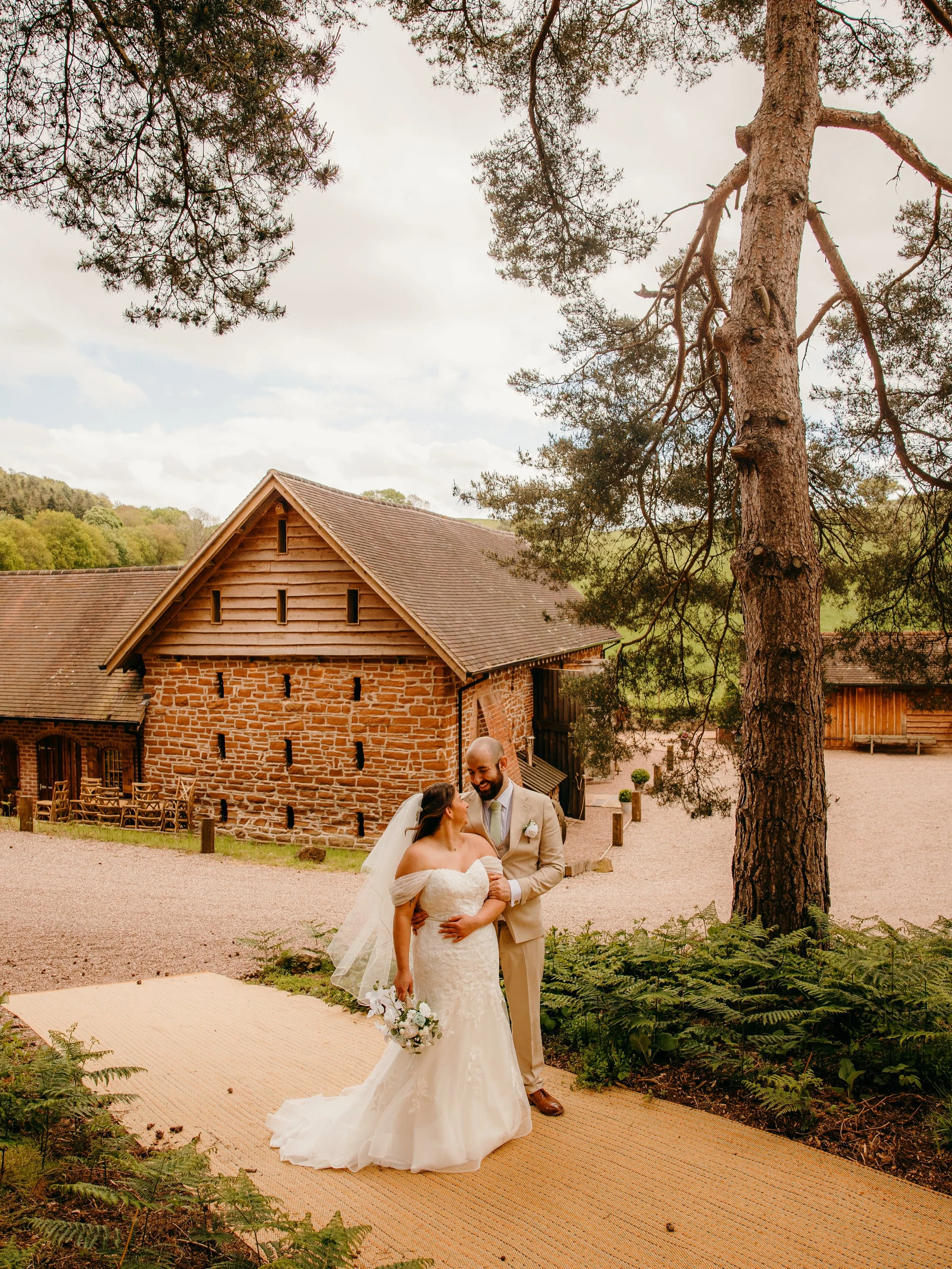 L &amp; A 💍💐 

Venue - @bridalbarnwedding 
Hair - @gigimarques_makeup