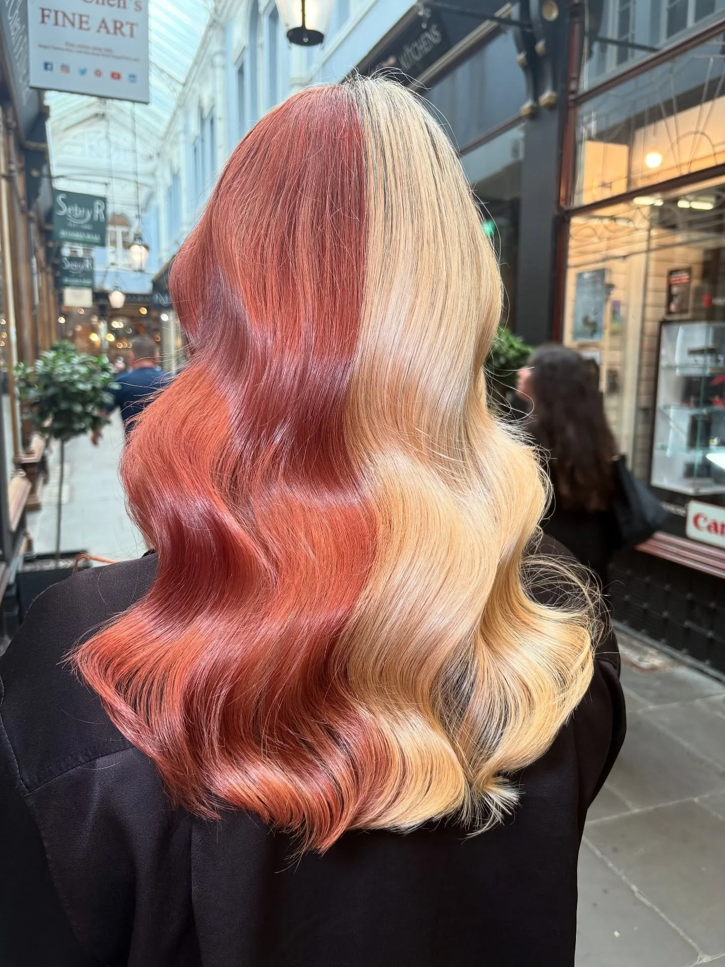 Full blonding power, delivered. 📫

@chelsea3991 achieved this flawless copper + cream split dye using shades 6.35, 7.4, 10.3 + 10.0 -  the perfect combo for clean, even results and high-impact colour.