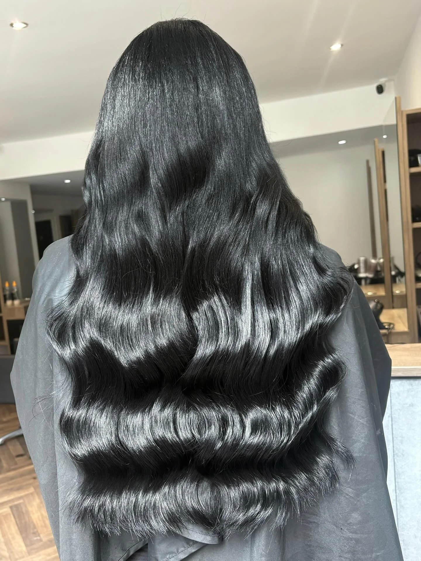 This stunning before-and-after turns lifeless, dry, box dyed hair into a vibrant, natural black that&rsquo;s healthy and full of shine. 

@halo_salonx &spades;