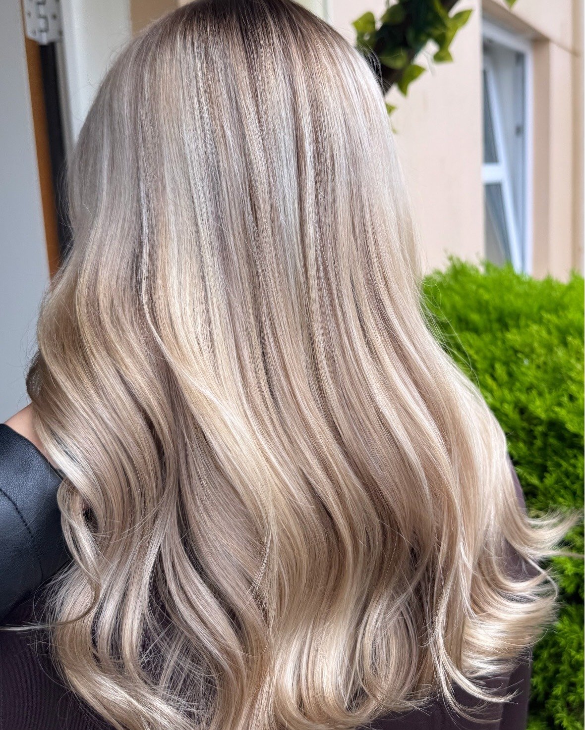 @bykatewilliams transformed this brassy, dull blonde into creamy, dimensional perfection 🤍

Soft root tap, subtle lowlights, bright tip-outs, and a custom toner melt&hellip; We are obsessed!