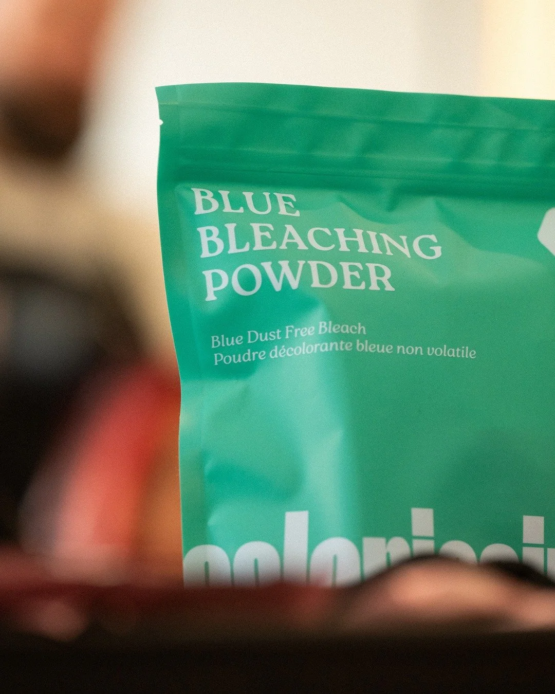 Our blue bleaching powder delivers a strong, even lift while keeping hair healthy and resilient. 

With its dust-free, easy-to-blend formula, application is smooth and results are consistent&mdash;perfect for achieving up to 7 levels of lift. Combine