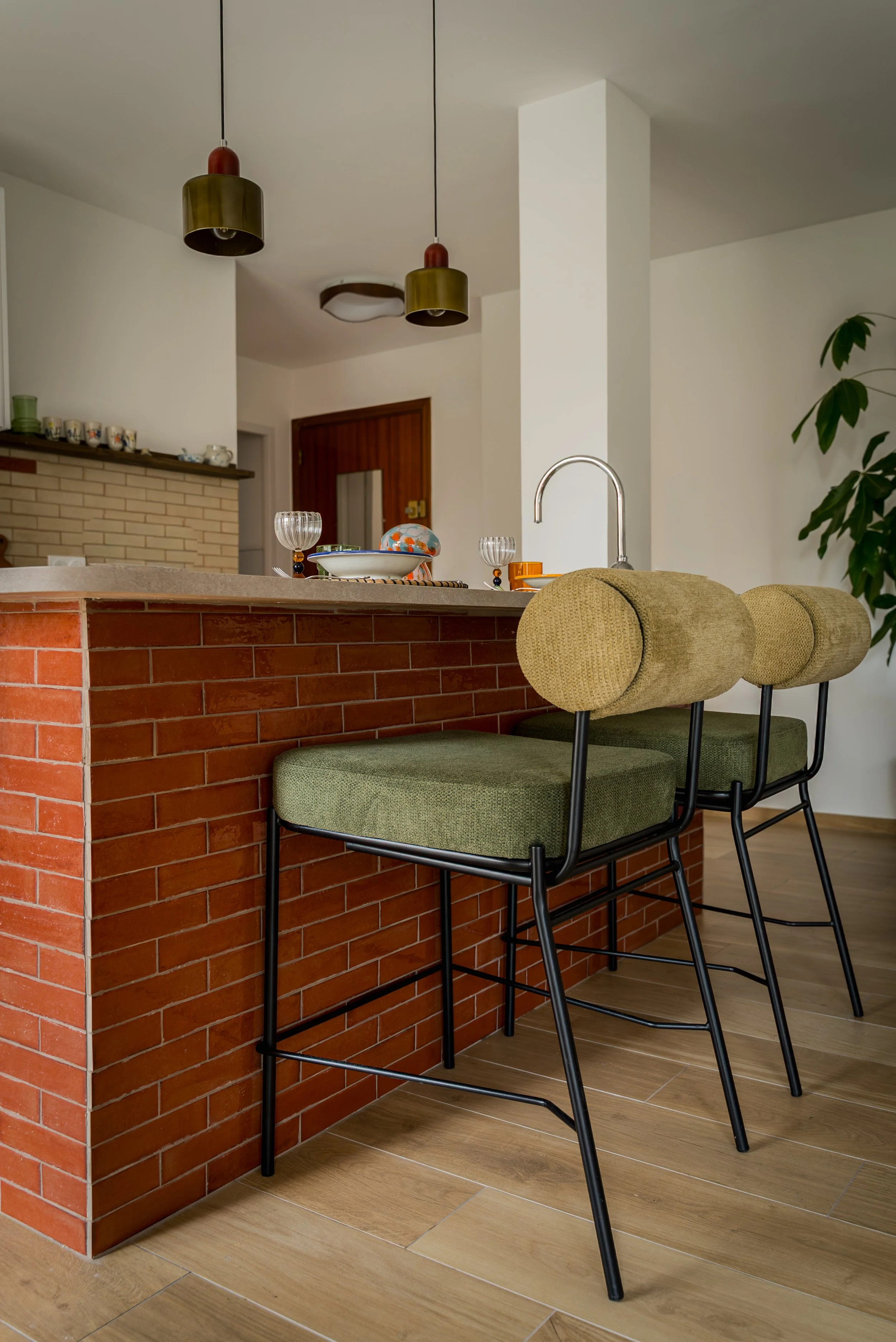 hesmaia-project-aurelia-kitchen-bar-stools-detail.jpg