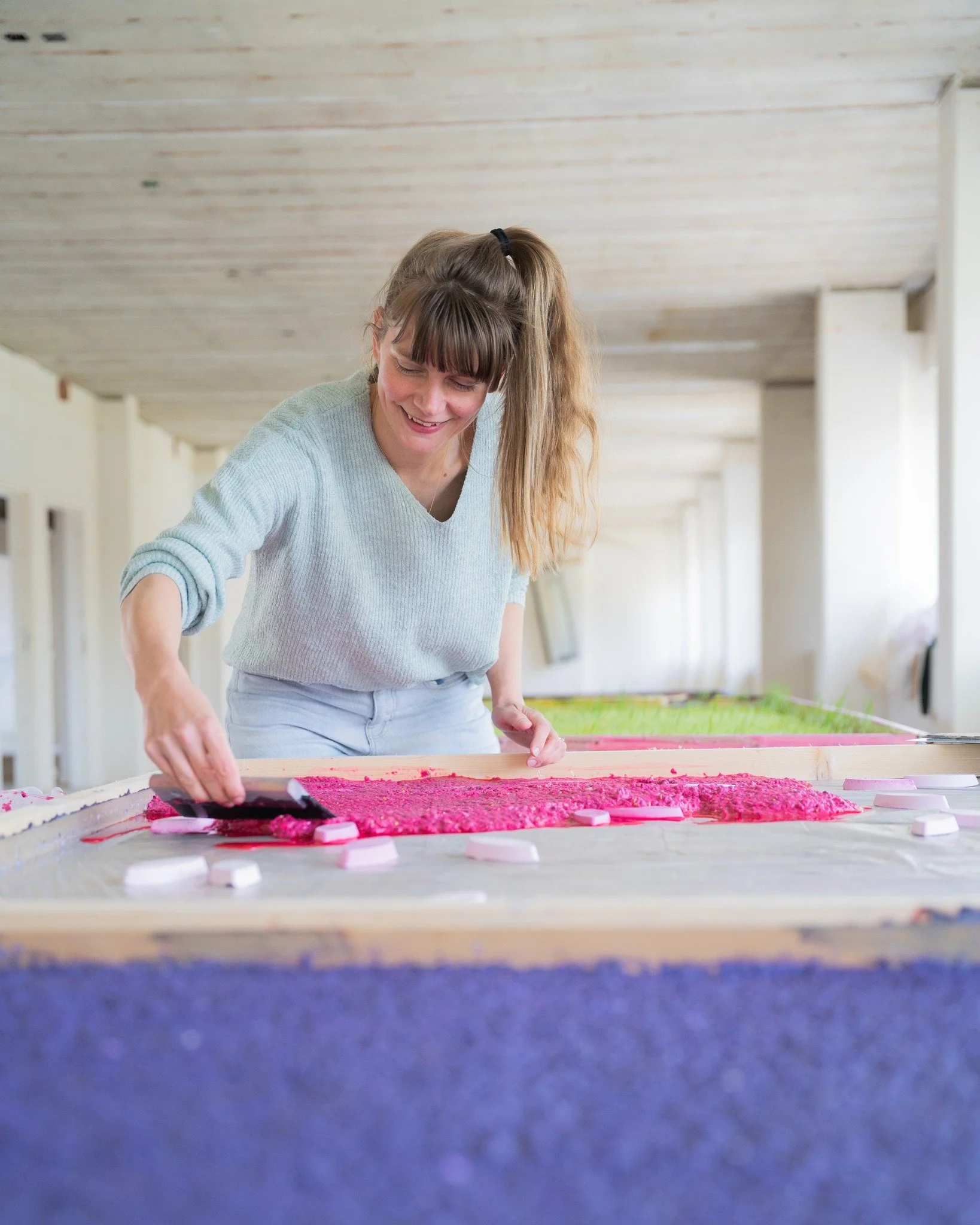 De SALON presenteert: @estherhoogendyk 🍃

Esther Hoogendijk maakt objecten die langzaam van vorm, kleur en materie veranderen onder invloed van luchtverplaatsing, verdamping, ontbinding, groei of aanraking.
Haar werk toont het verstrijken van de tij