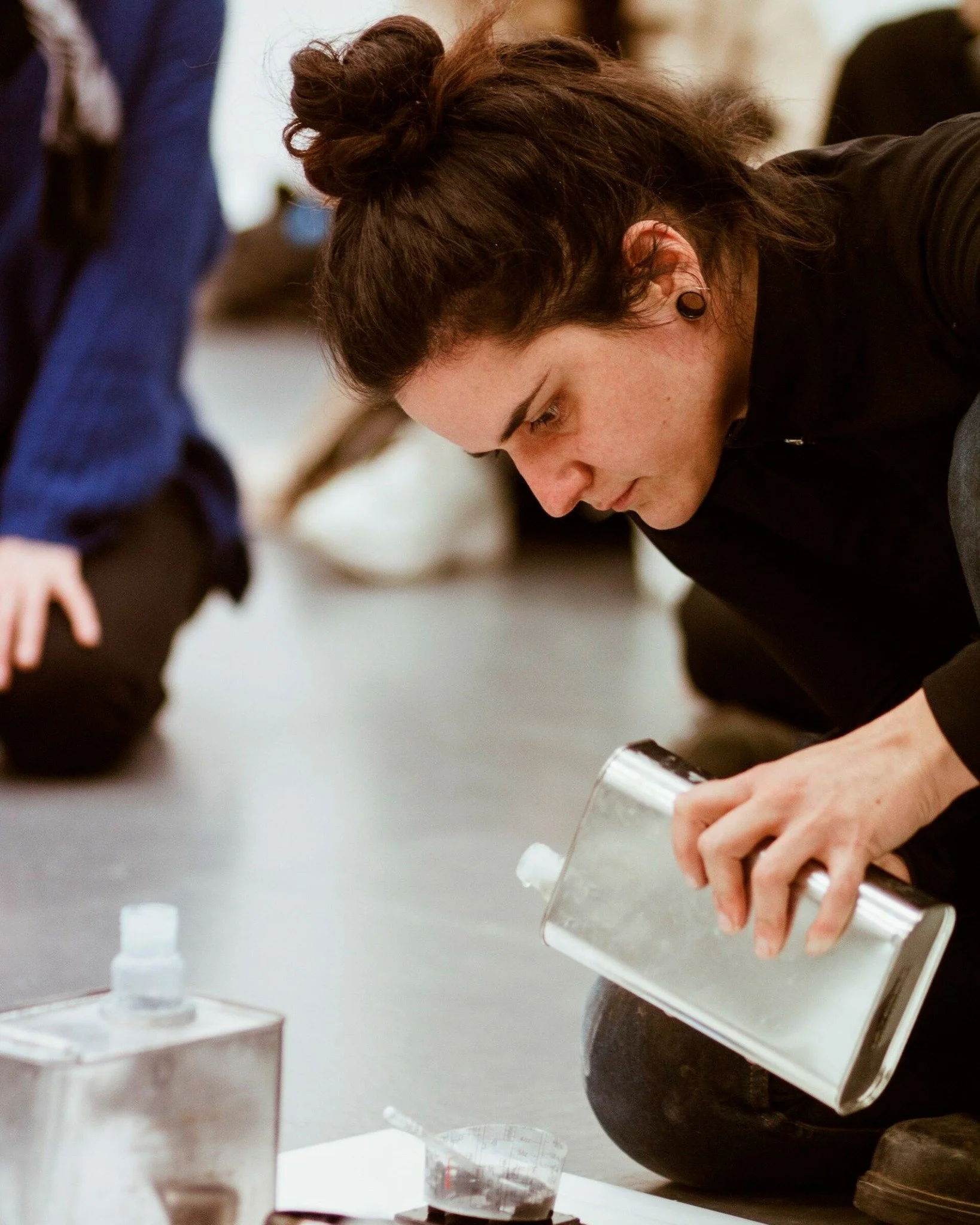 De SALON presenteert: Matea Bakula 🪨

Matea maakt sculpturen die balanceren tussen orde en verval. Met alledaagse, vaak gerecyclede materialen laat ze vormen ontstaan die de vergankelijkheid en eigen wil van het materiaal omarmen. Haar werk is een s