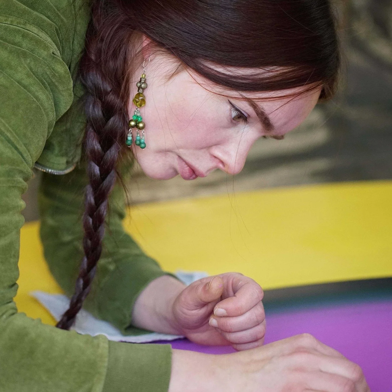 De SALON prese@esmee.seebregts @esmee.seebregts 🌀

Esmee Seebregts doet artistiek onderzoek naar de betekenis van kleur. Ze probeert tot het wezen van kleur door te dringen en hun zintuigelijke, culturele en bovenzinnelijke werking te begrijpen. Ze 