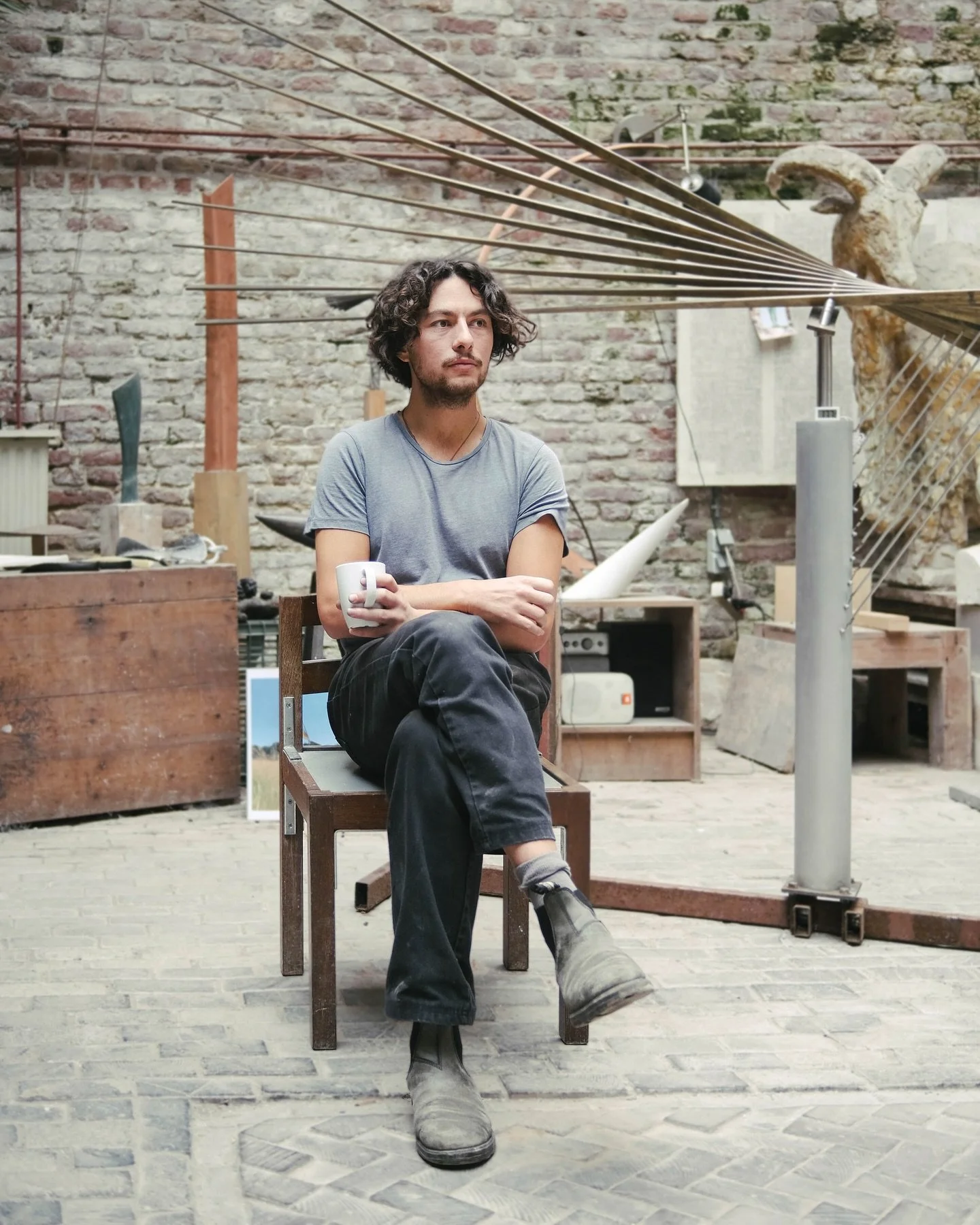 De SALON presenteert: Emilio Timp ⚖️

Emilio Timp laat zich in zijn praktijk leiden door persoonlijke ervaringen van eenheidsbewustzijn, waarin de esthetische beleving een centrale rol speelt.
Hij werkt zonder vooraf bedacht concept en speelt met vri