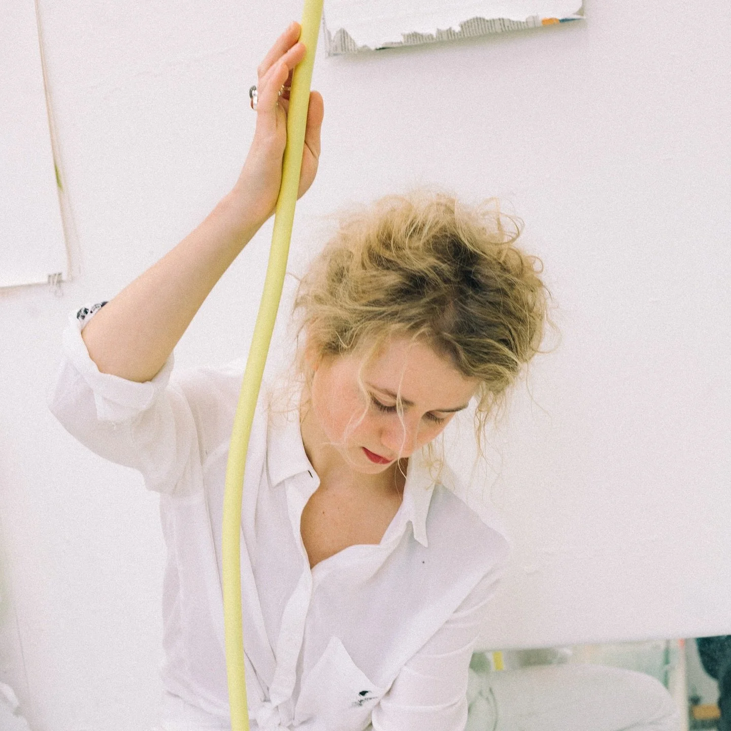 De SALON presenteert: @jildaunijboer 🪟

Jildau Nijboer schildert, maakt sculpturen en installaties. Zij onderzoekt hoe verschillende materialen en media elkaar kunnen versterken.
In haar oeuvre staat de blik van binnen naar buiten centraal. Ze refle