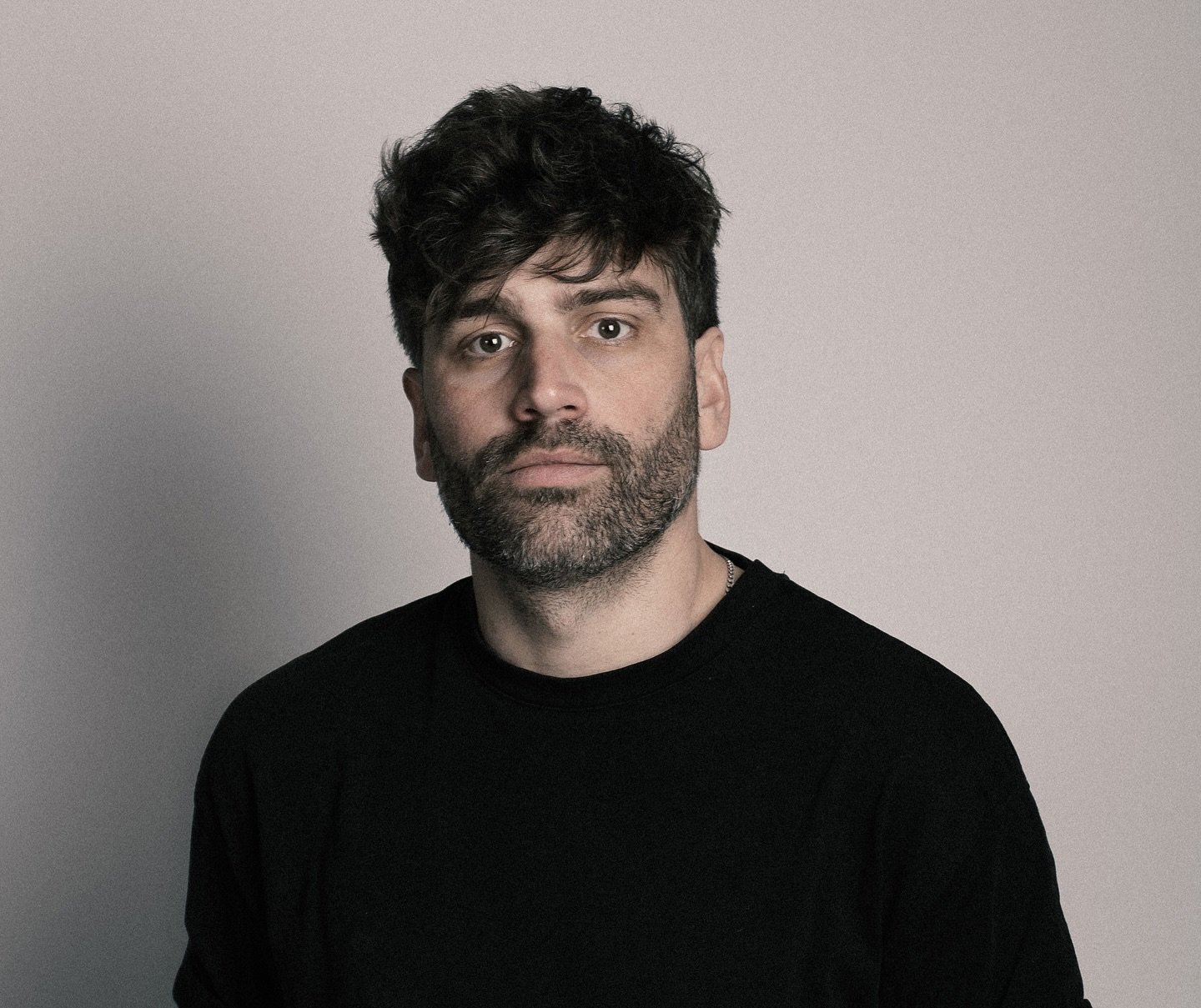 De SALON presenteert: Felipe van Laar 

Felipe studeerde bouwkunde en ontwikkelde zich na zijn afstuderen tot beeldend kunstenaar. Met deze architectonische achtergrond als uitgangspunt cre&euml;ert hij grote ruimtelijke installaties en sculpturen, w