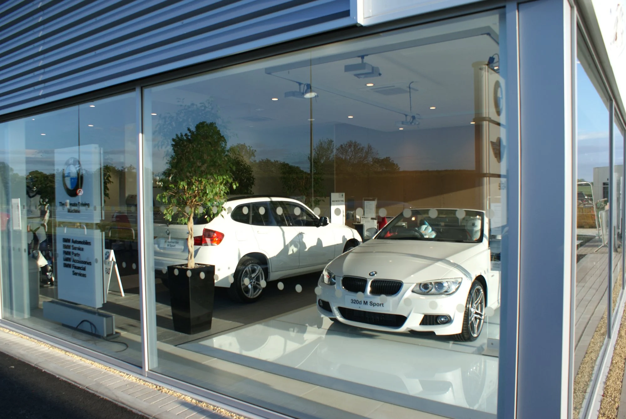 05 - Showroom - 4.jpg