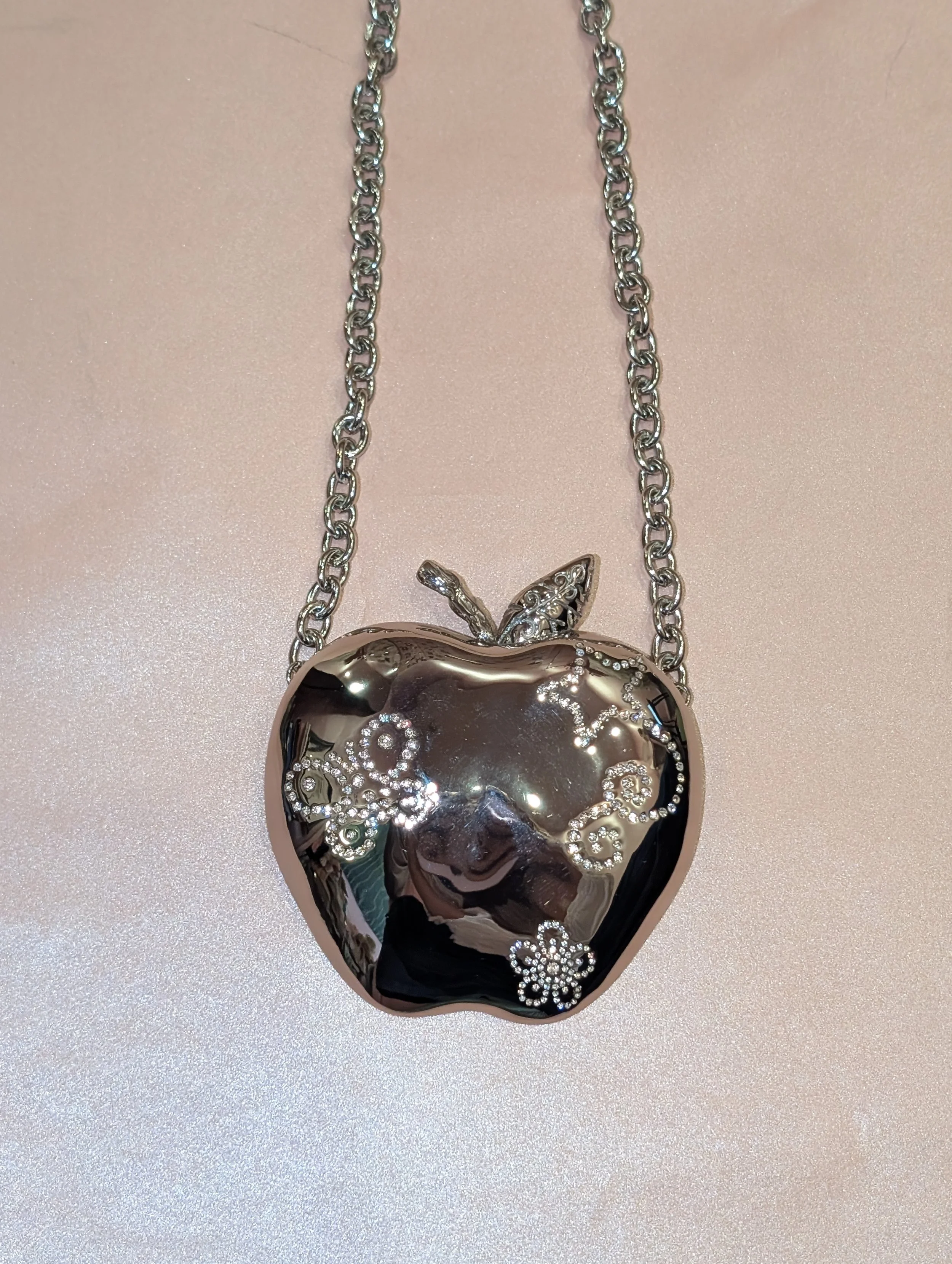 ORCHARD X EVENTYR VERDEN APPLE necklace