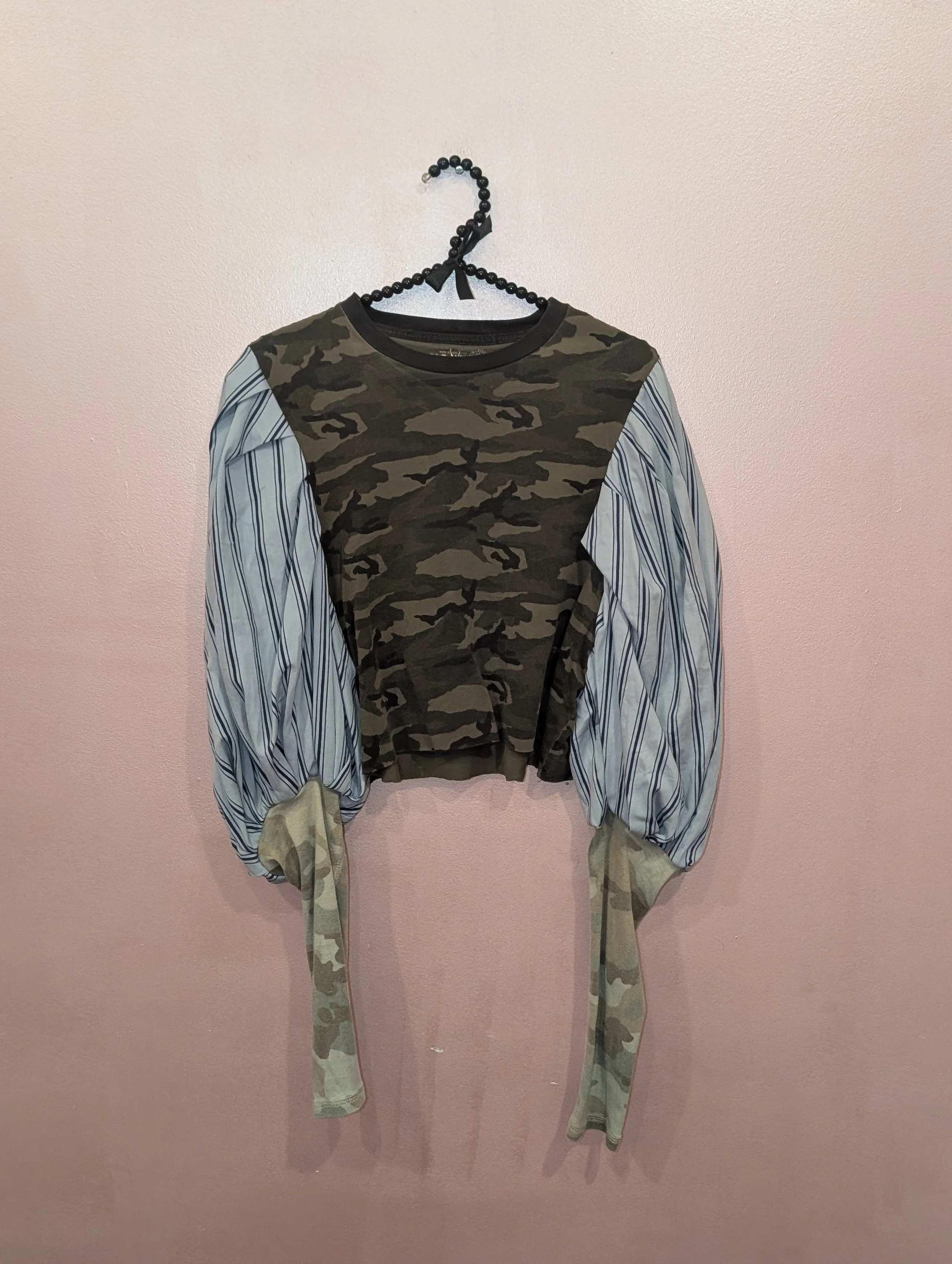 labelled7701 Camo bubble sleeve top