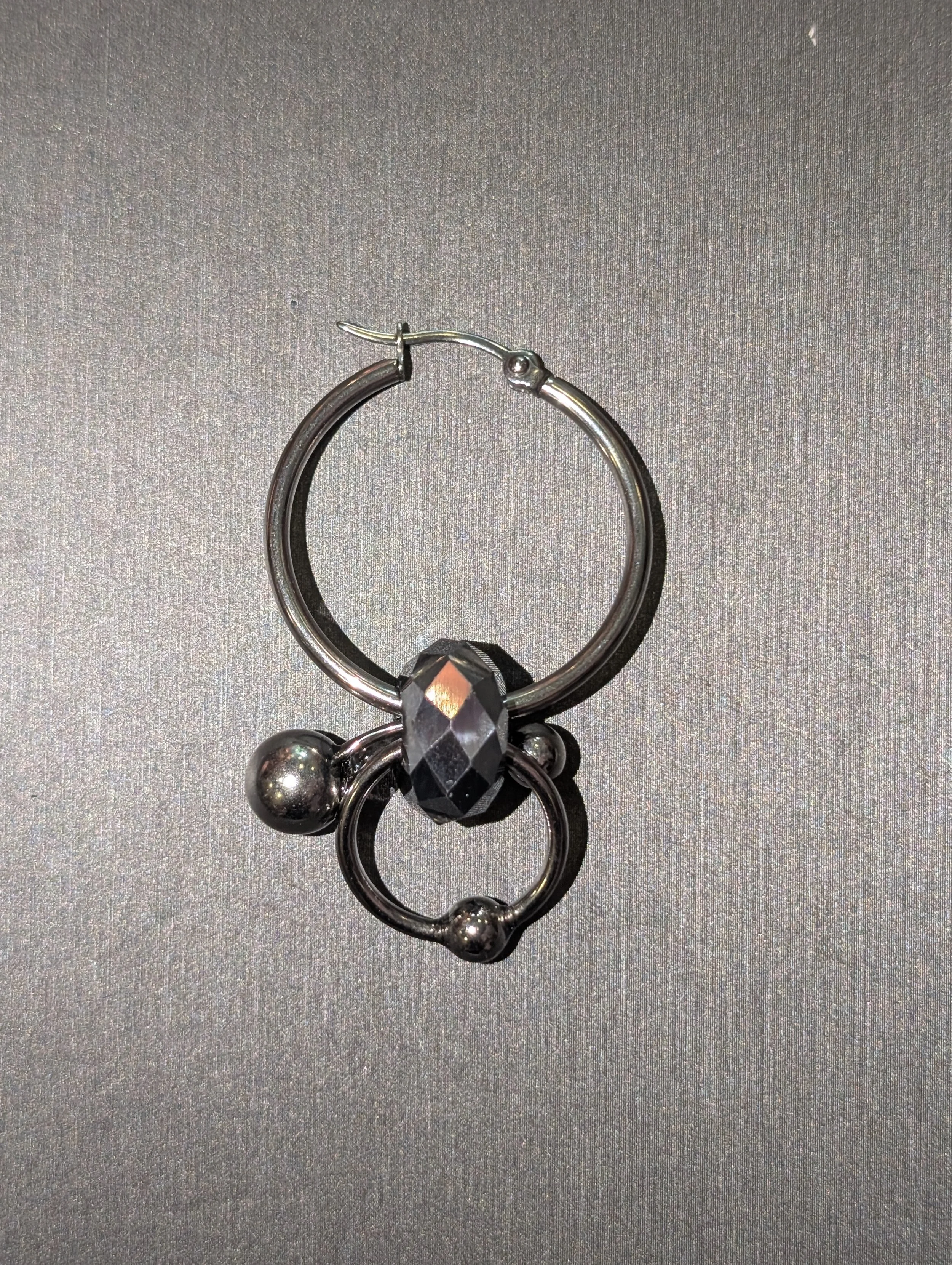ca22 Yzza hoop pierced single (metallic bead)