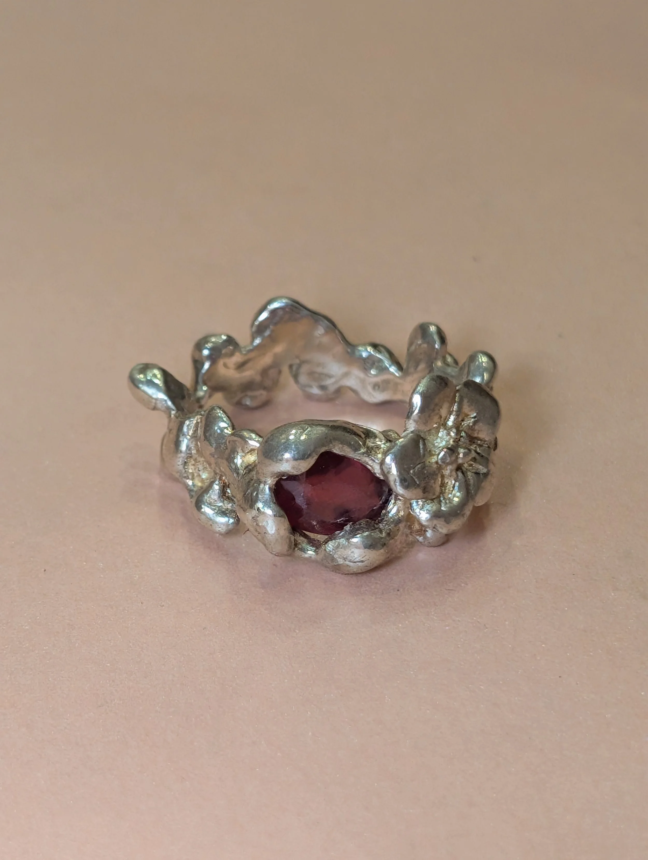 amemori volcan ring w/ flower (ruby)